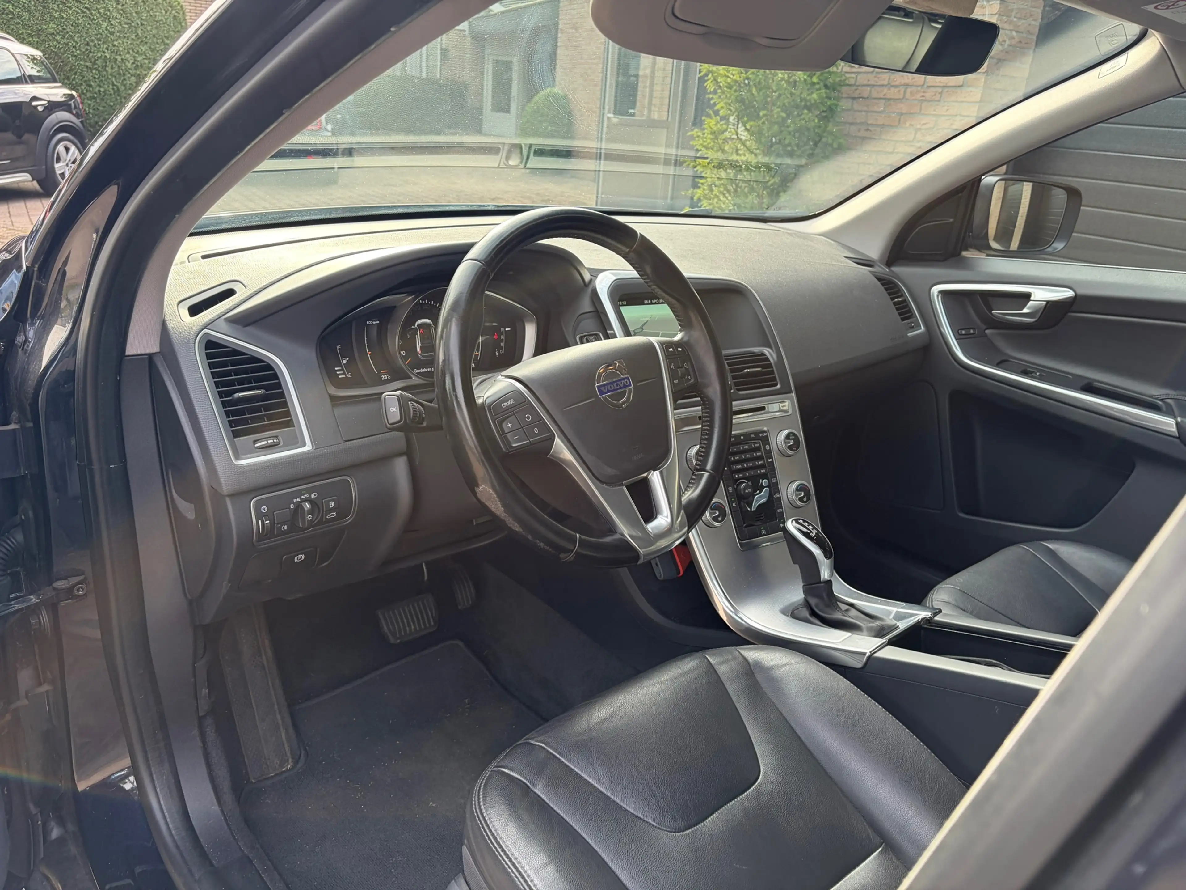 Volvo XC60 2.0 D4 FWD R-Design Automaat trekhaak dealer onder — photo 11