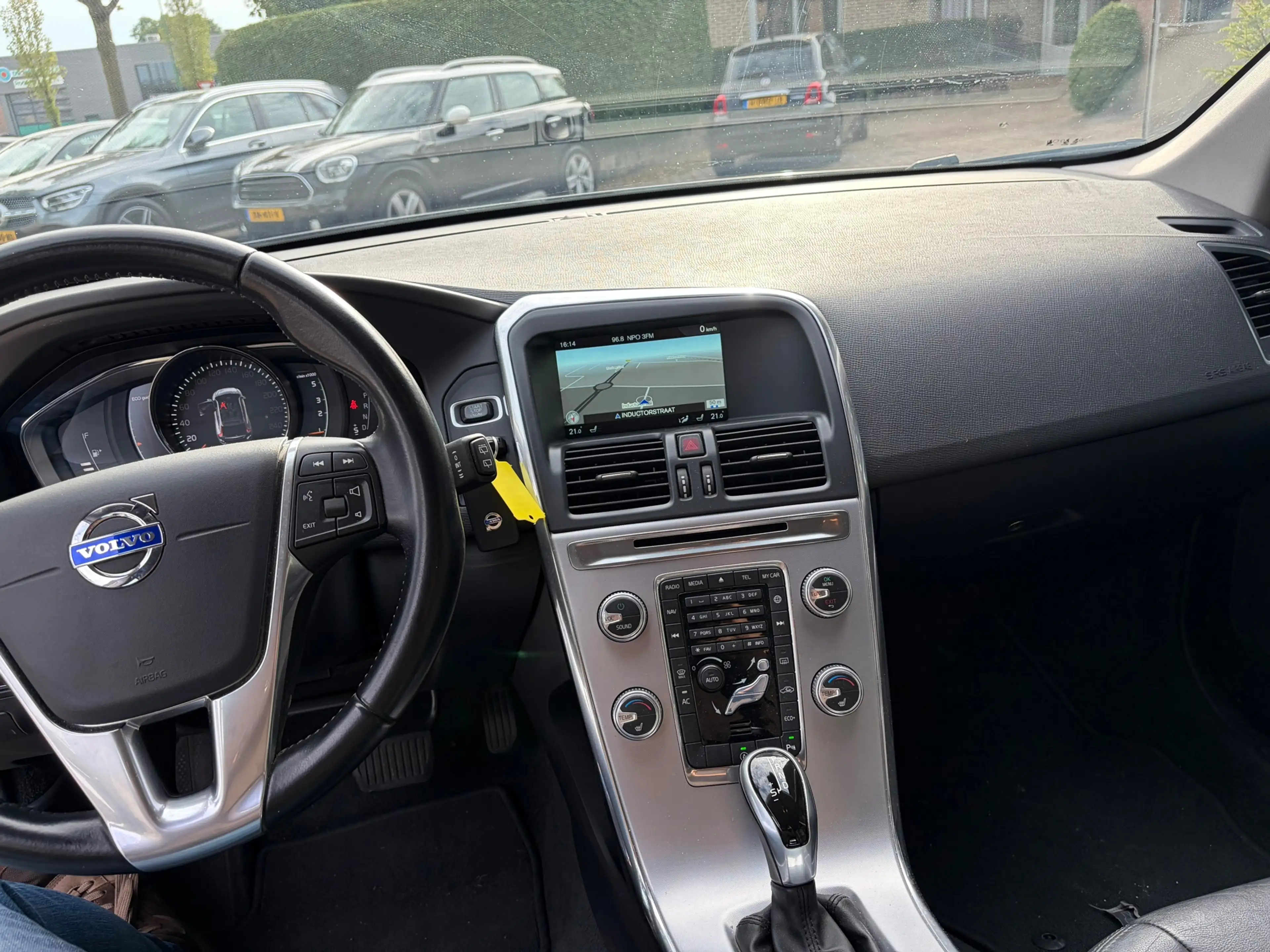 Volvo XC60 2.0 D4 FWD R-Design Automaat trekhaak dealer onder — photo 13