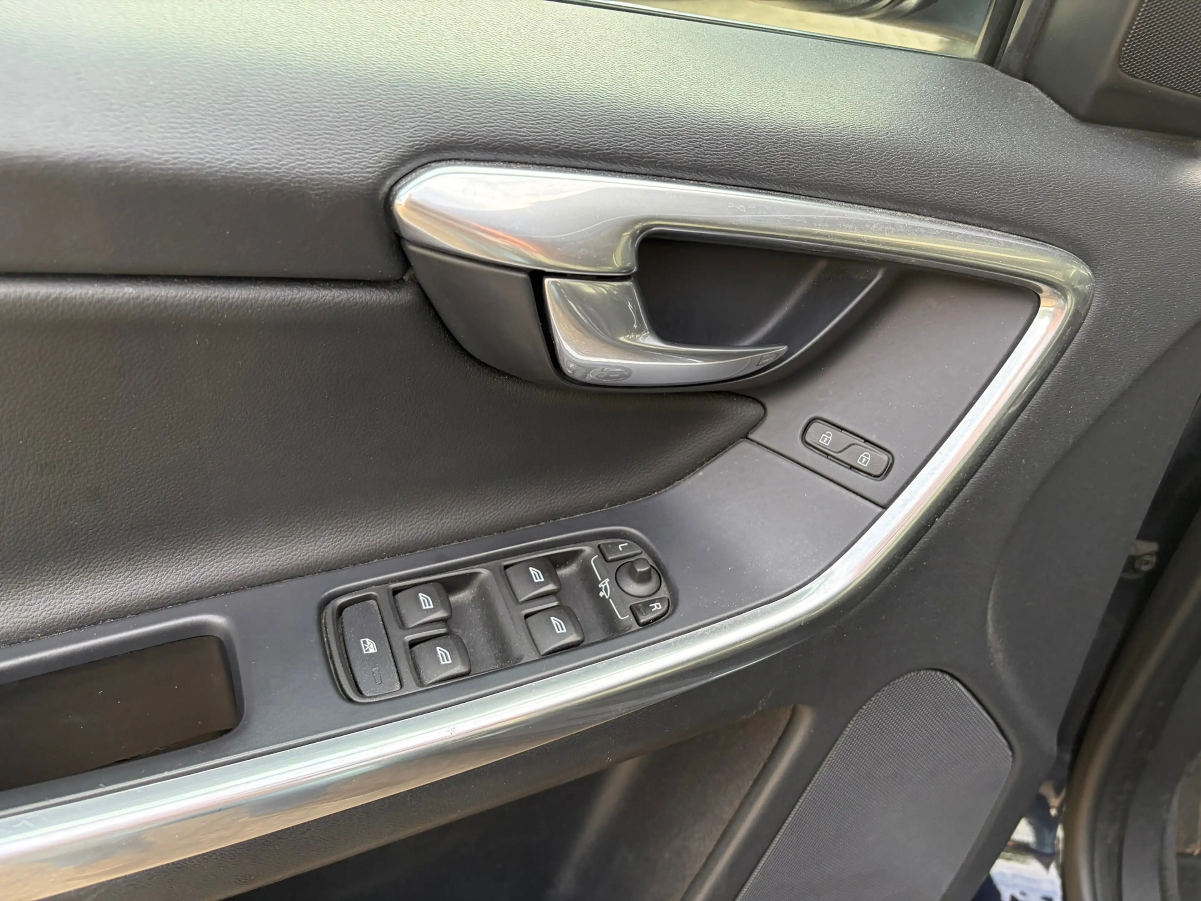 Volvo XC60 2.0 D4 FWD R-Design Automaat trekhaak dealer onder — photo 12