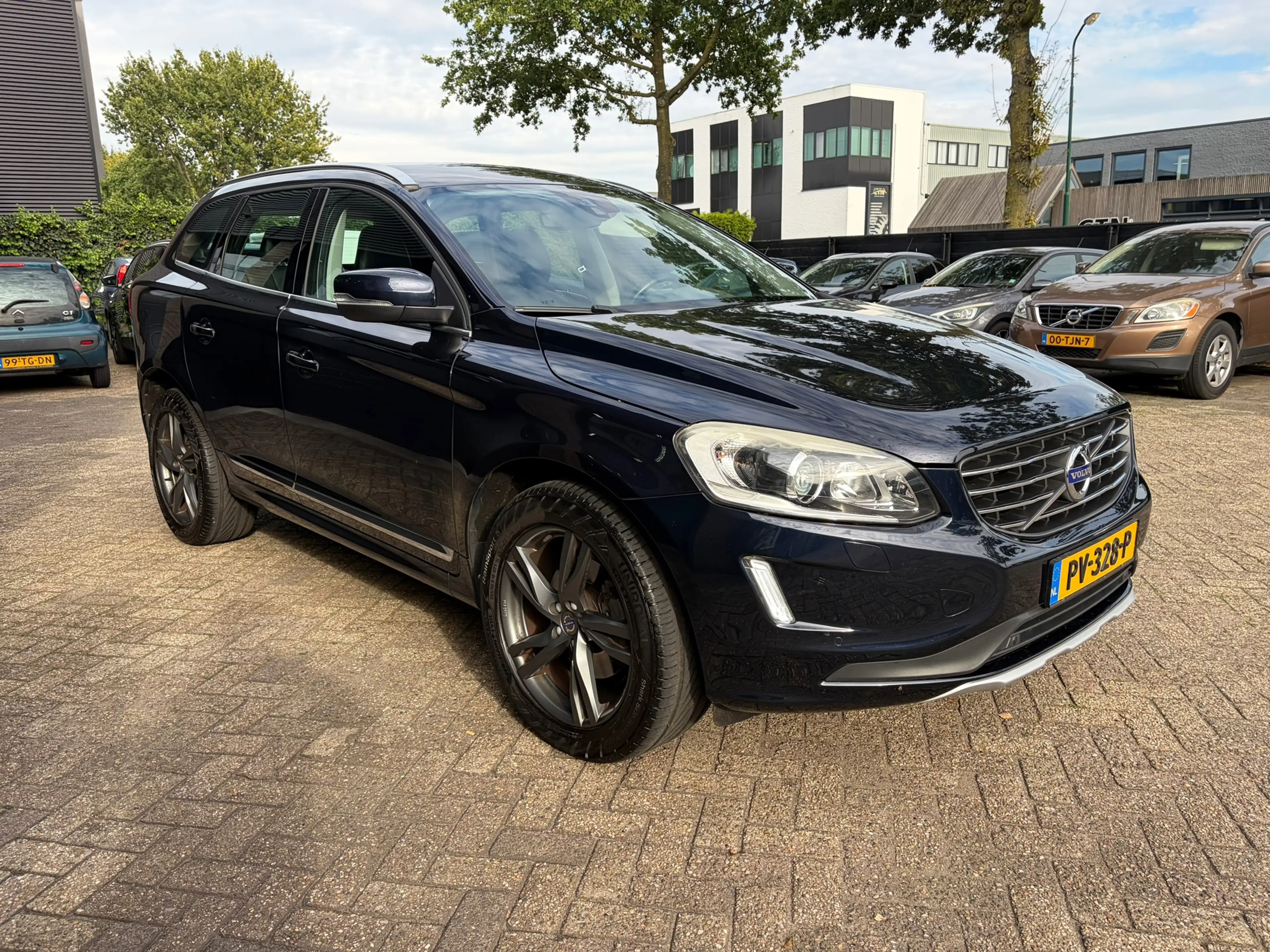 Volvo XC60 2.0 D4 FWD R-Design Automaat trekhaak dealer onder — photo 4