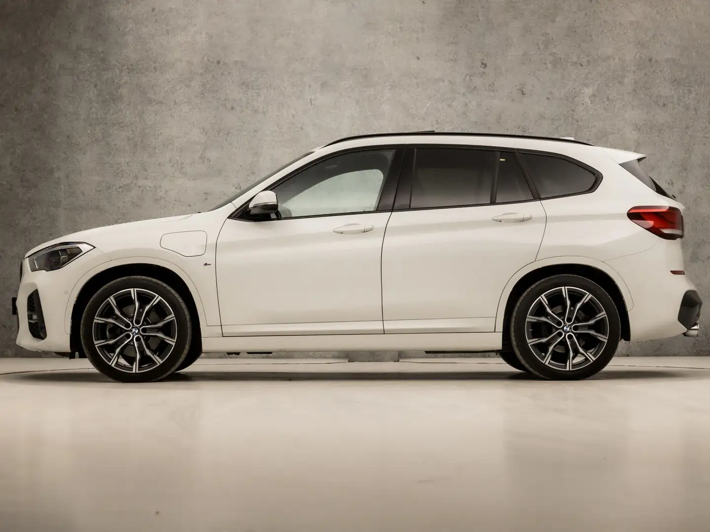 BMW X1 xDrive25e M Sport 221Pk Automaat (PANORAMADAK, M P Wit - 2