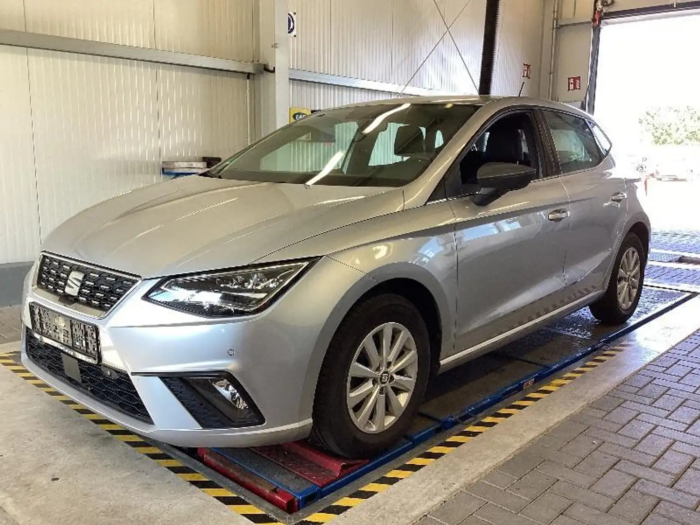 SEAT Ibiza Xcell 1.0 TSI DSG A-LEDER GRA NAVI R-KAM LED Zilver - 1