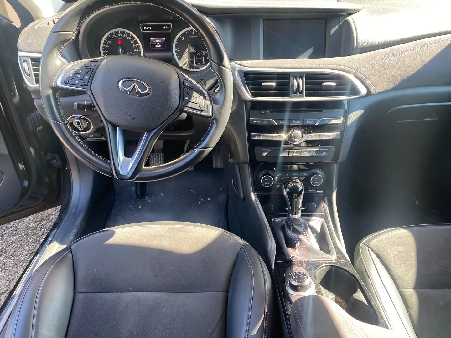 Infiniti Q30 Q30 1.5d Business Executive 109cv Чорний - 2