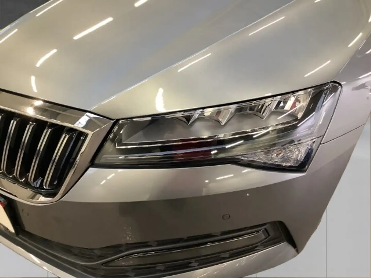 Skoda Superb SUPERB COMBI TDI AMBITION **LED*ACC*NAVI*KAMERA* Grijs - 2