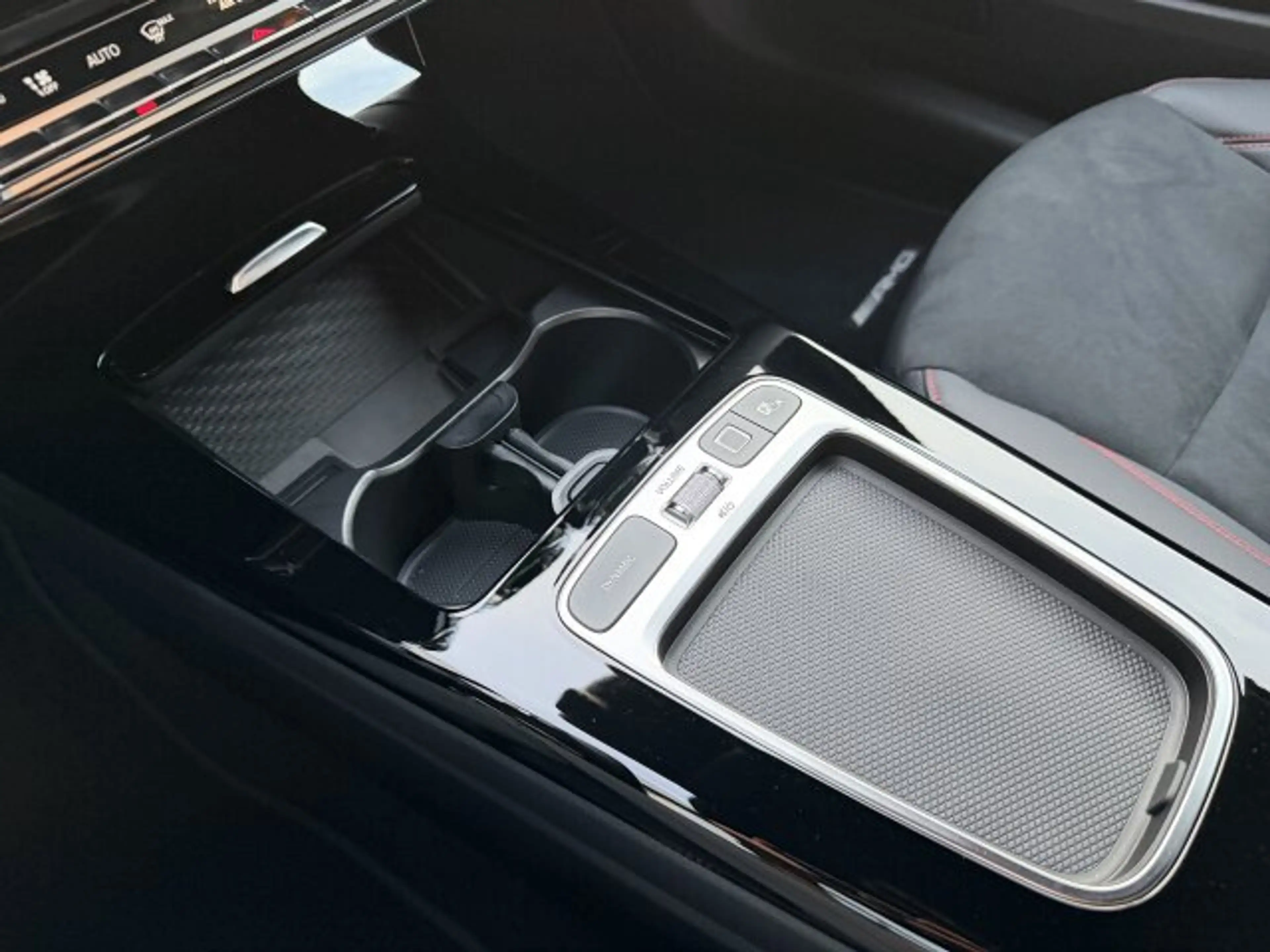Mercedes-Benz A 250 A 250 e AMG Night Multibeam Distronic Sound 19" — photo 13