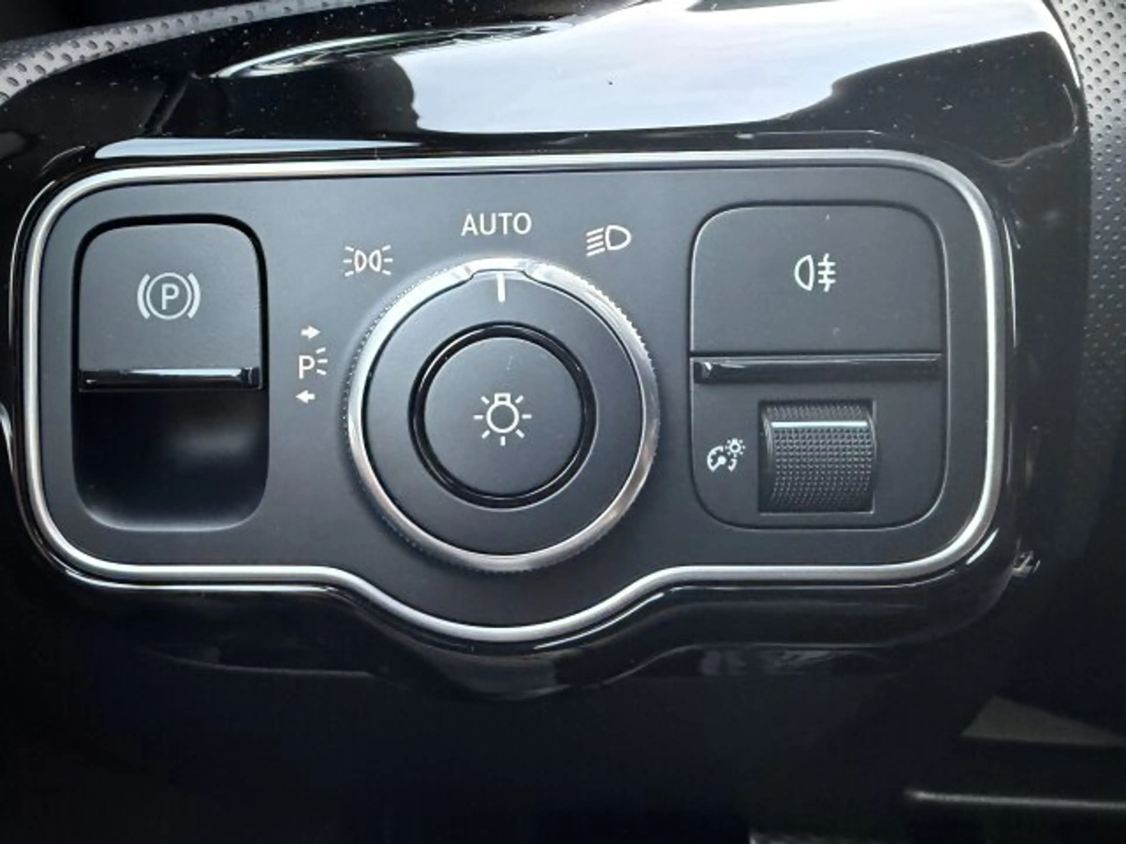 Mercedes-Benz A 250 A 250 e AMG Night Multibeam Distronic Sound 19" — photo 11