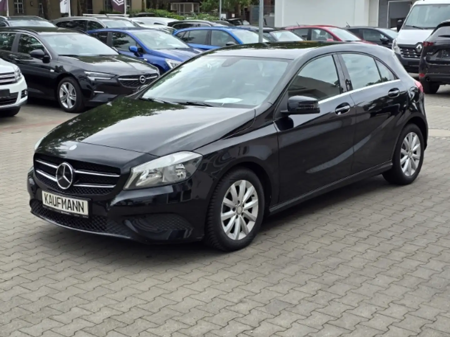 Mercedes-Benz A 180 BlueEfficiency Klimaautom Parklenkass. Notbremsass Noir - 1