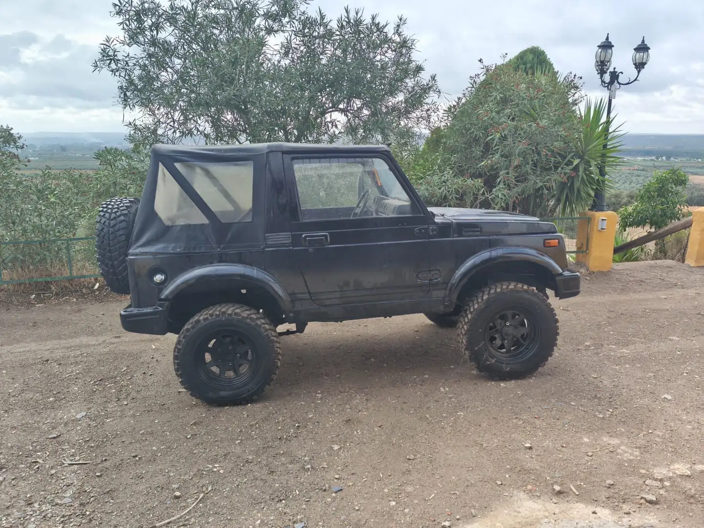 Suzuki SJ 410 neumaticos off road, suspensión elevada, aletines - 2