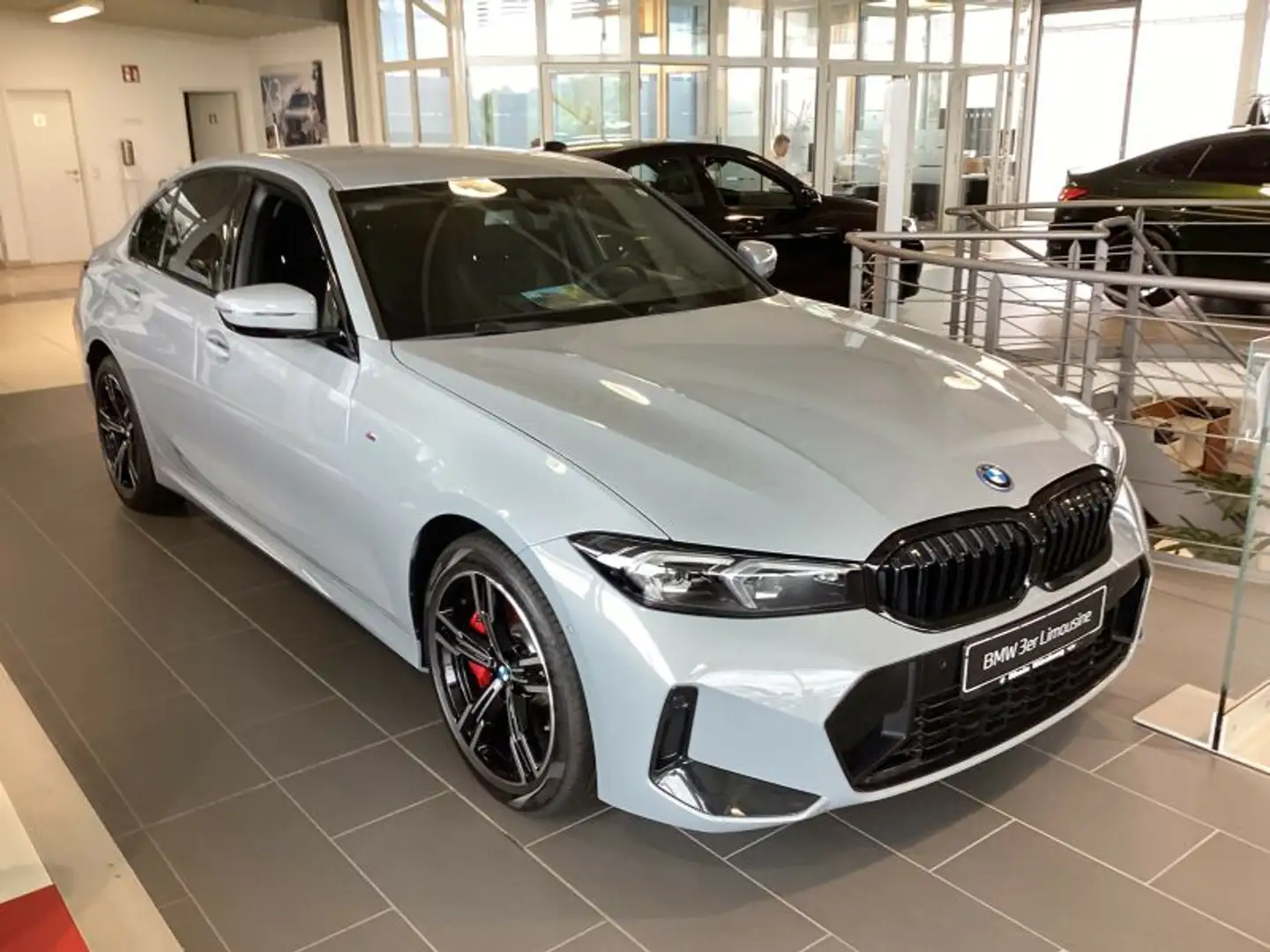 BMW 330 e M Sportpaket Grau - 2