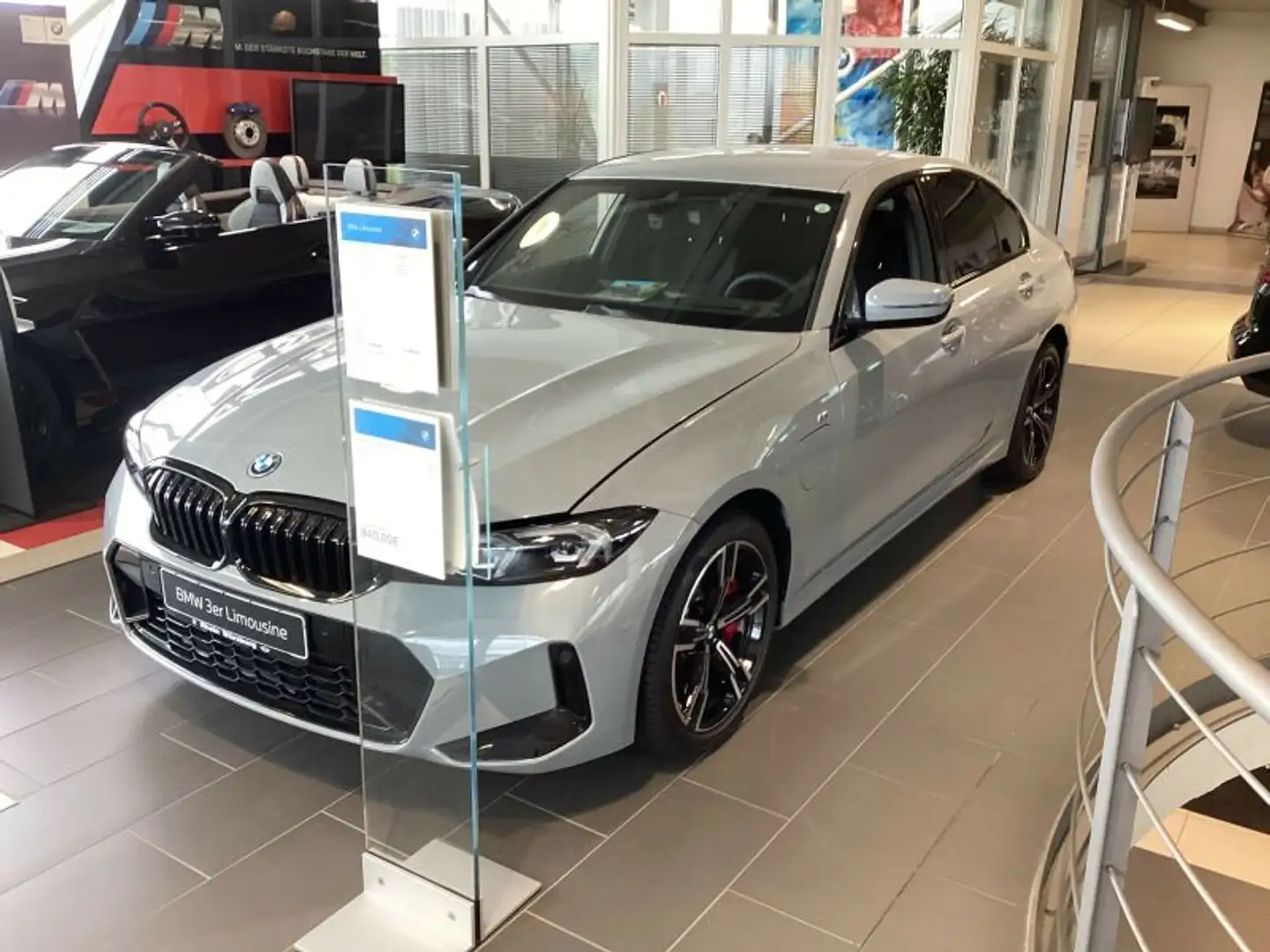 BMW 330 e M Sportpaket Grau - 1