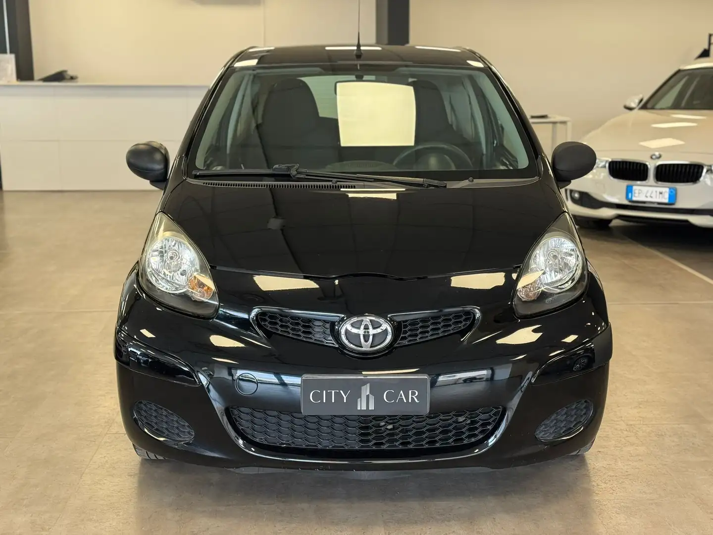 Toyota Aygo 3p 1.0 Sol FL Чорний - 2