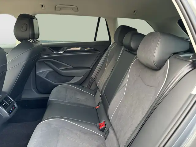 Volkswagen Passat view 11