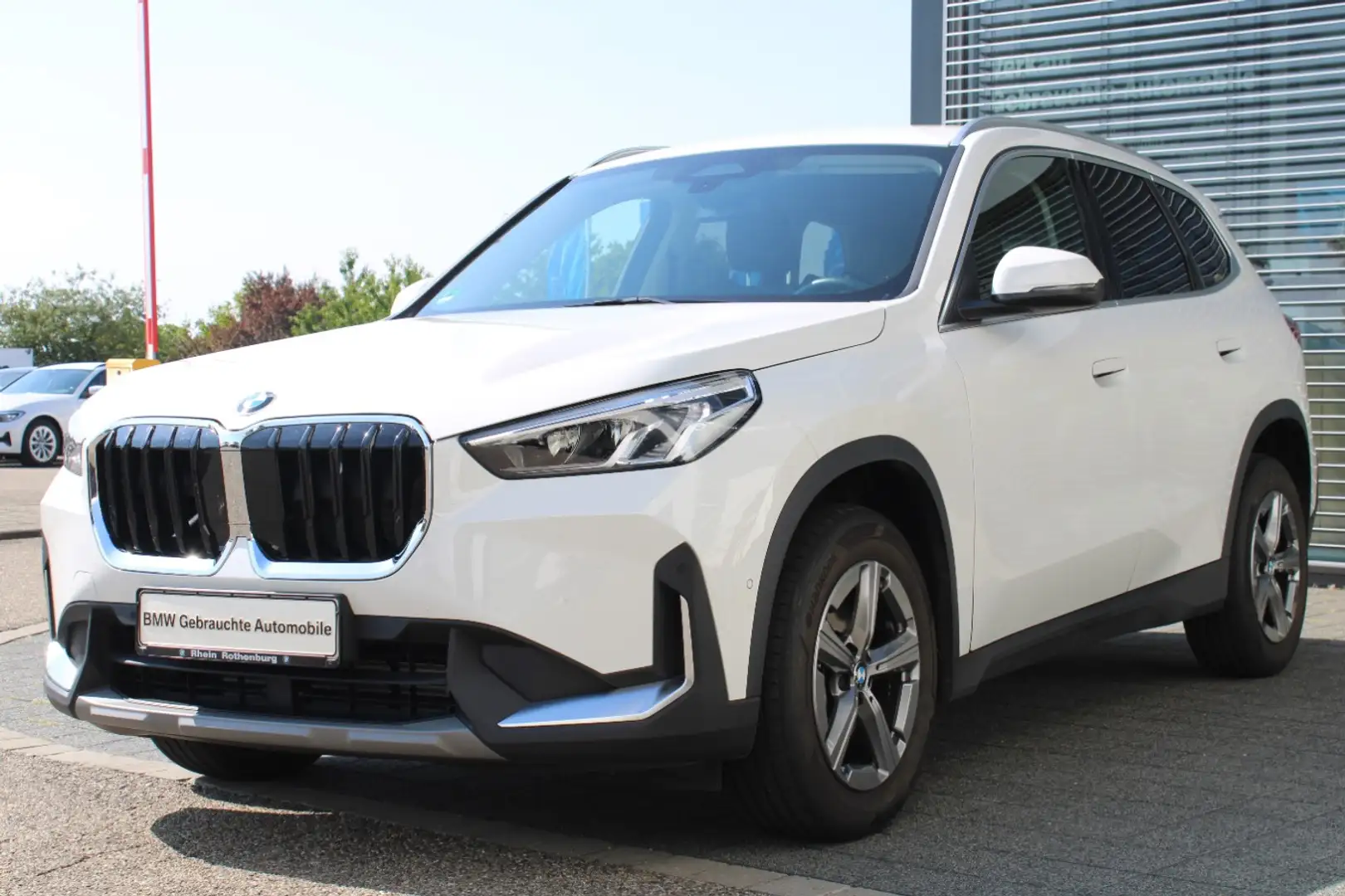 BMW X1 sDrive18i Navi LED Kamera DAB SH wenig km Weiß - 1