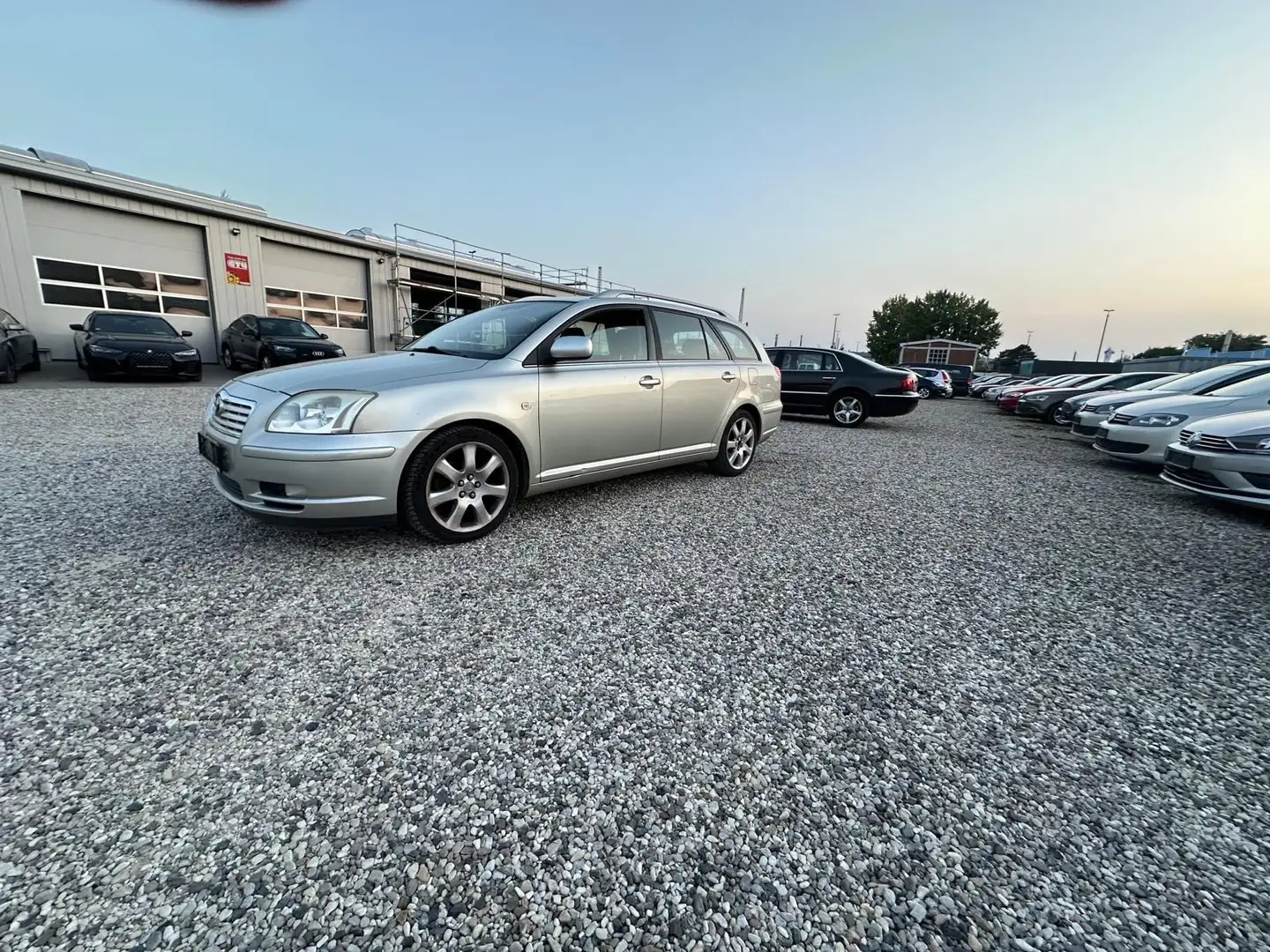 Toyota Avensis 2.0 Executive Grau - 1
