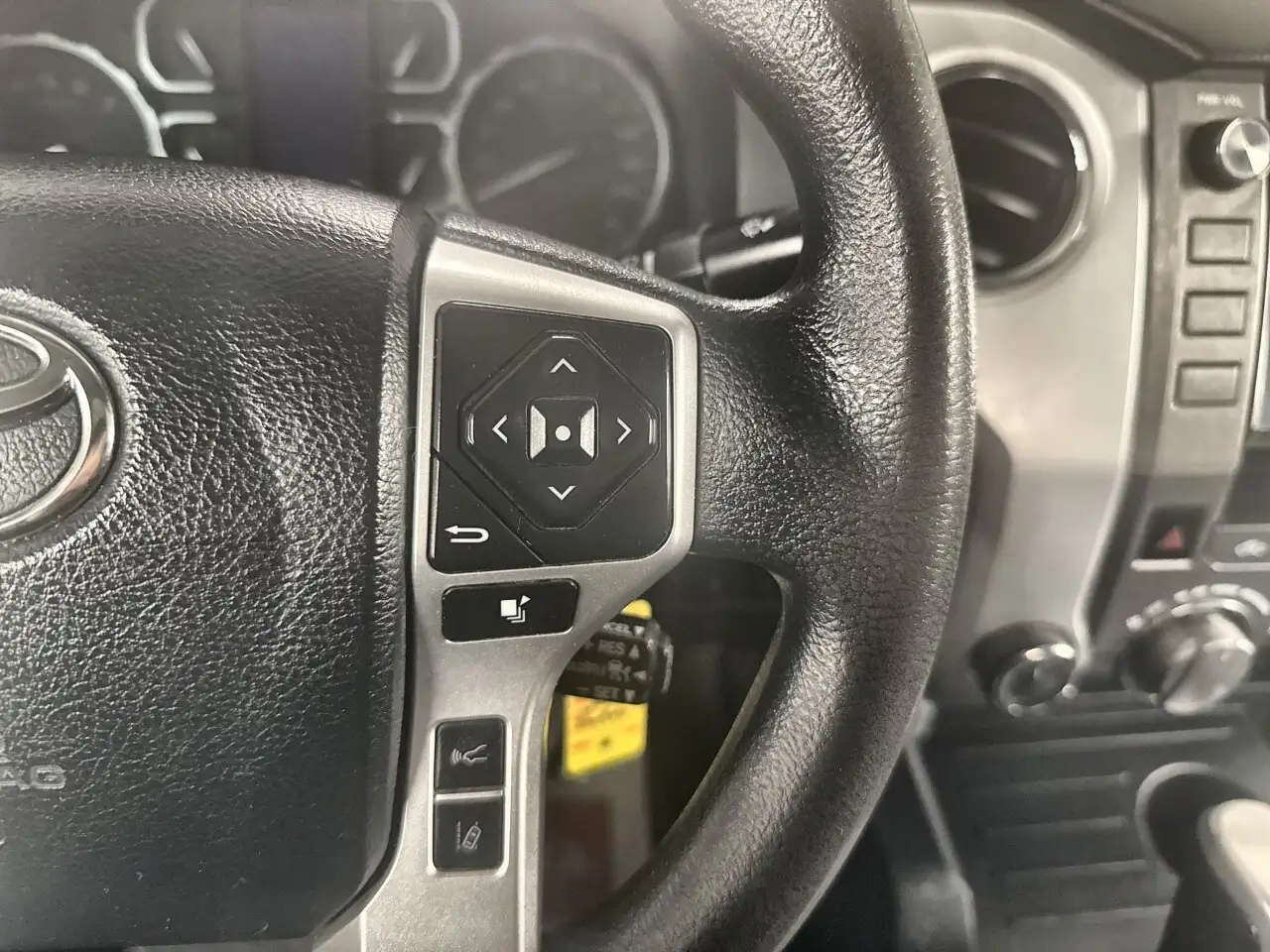 Toyota Tundra снимка Toyota Tundra