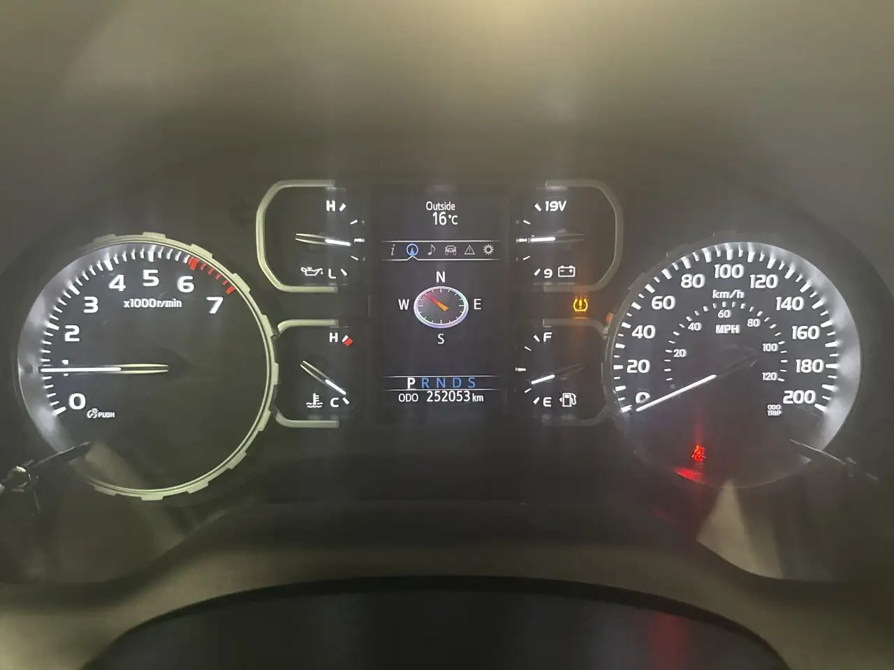 Toyota Tundra снимка Toyota Tundra