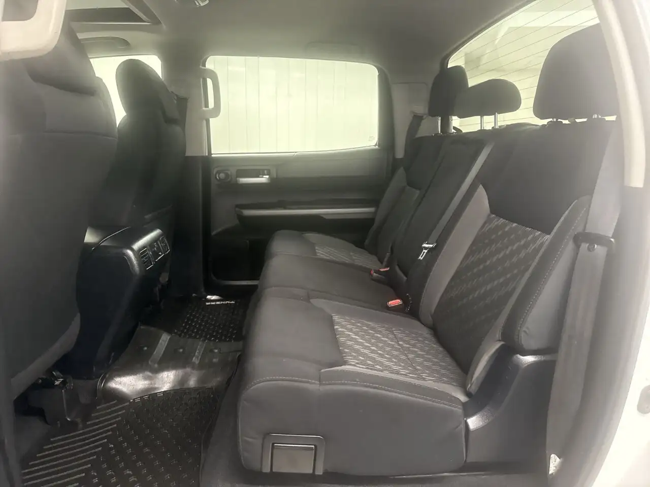 Toyota Tundra снимка Toyota Tundra