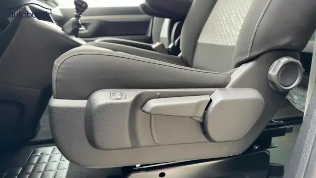 Peugeot Traveller view 12