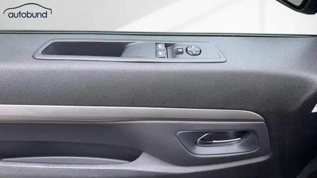 Peugeot Traveller view 10