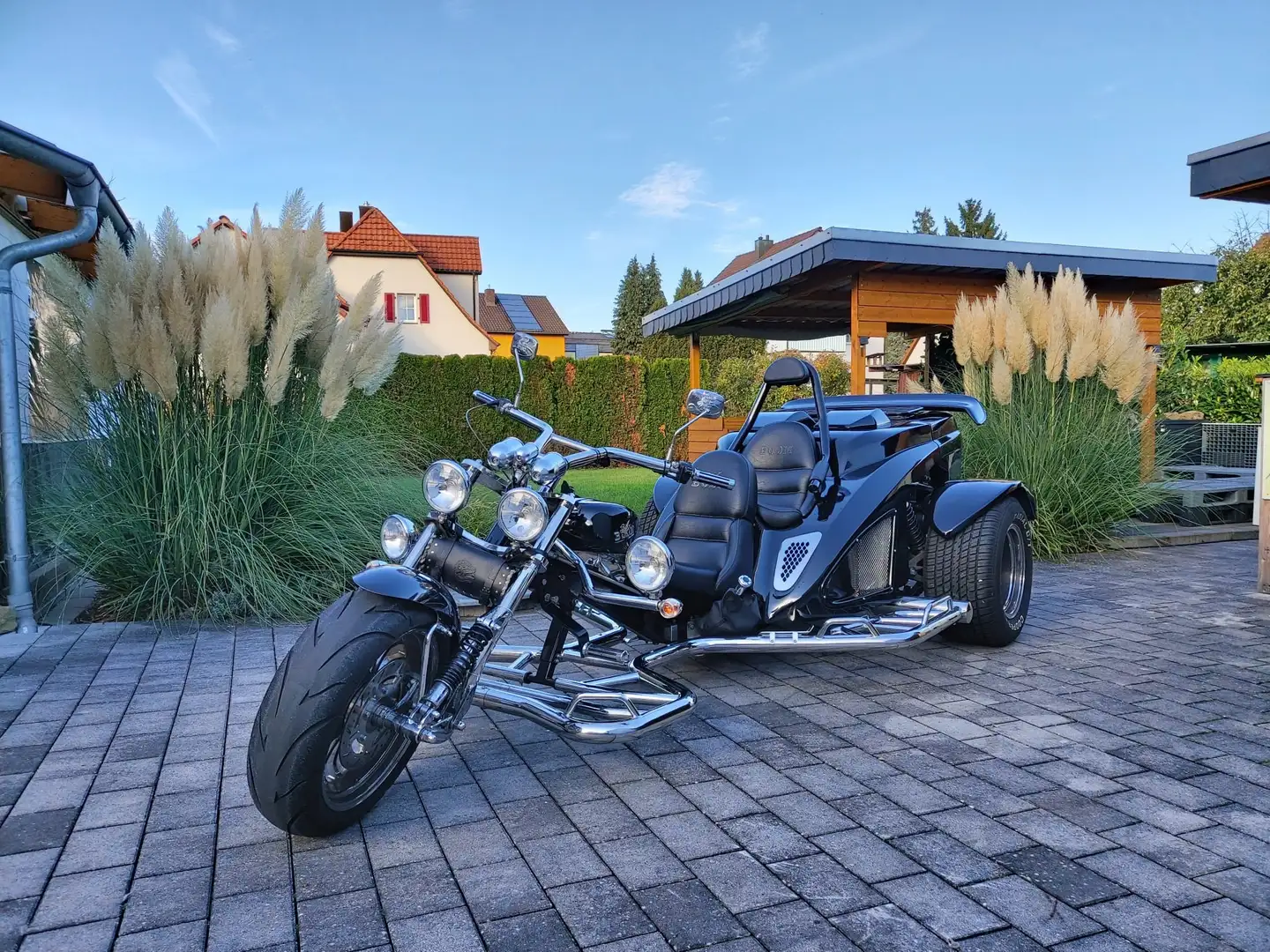 Trike BOOM TRIKE Mustang - lange Version -  mit Navi Czarny - 1