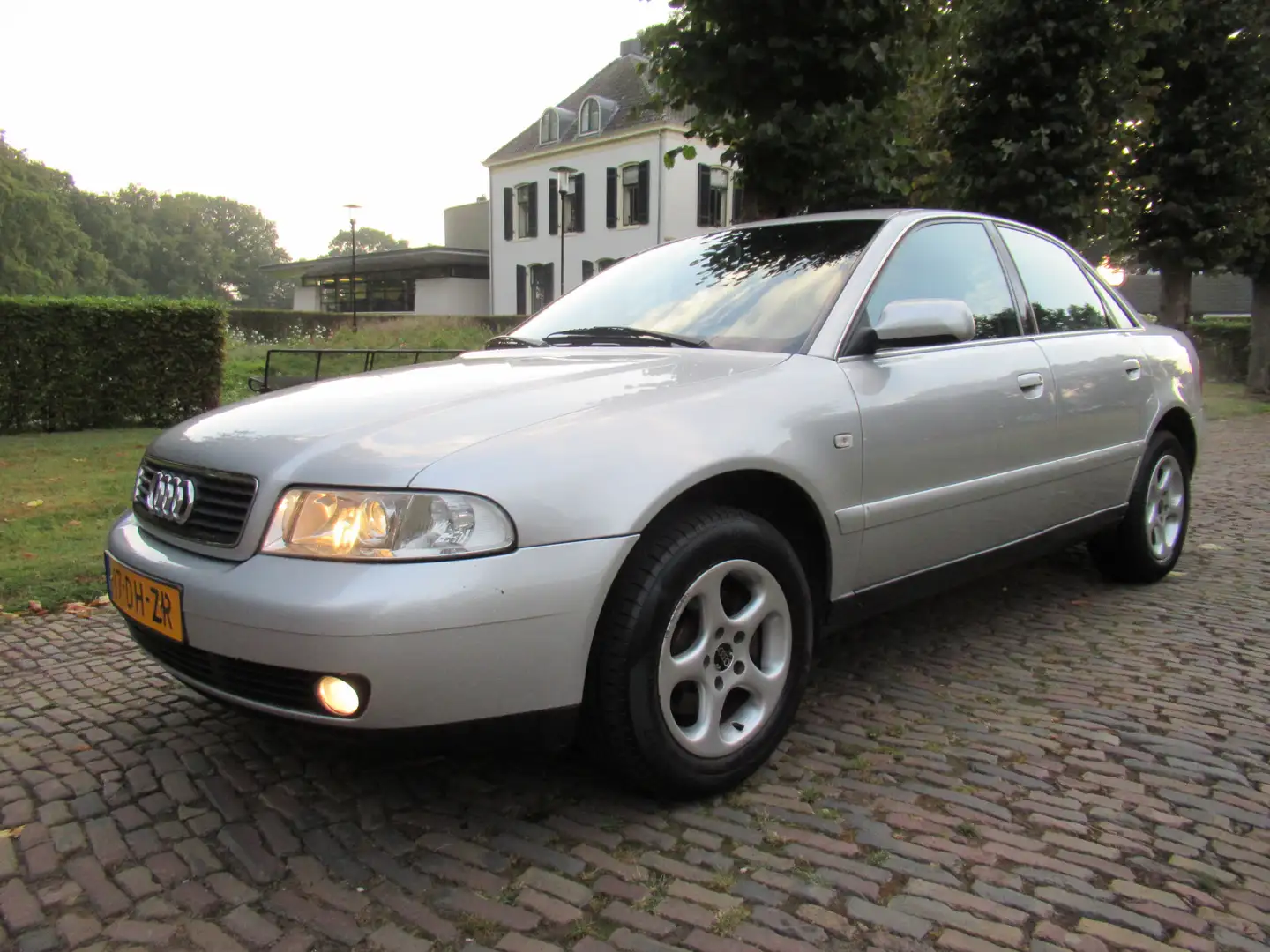 Audi A4 Limousine 1.6 Advance Ecc Xenon Stuurbekrachtiging Grau - 1