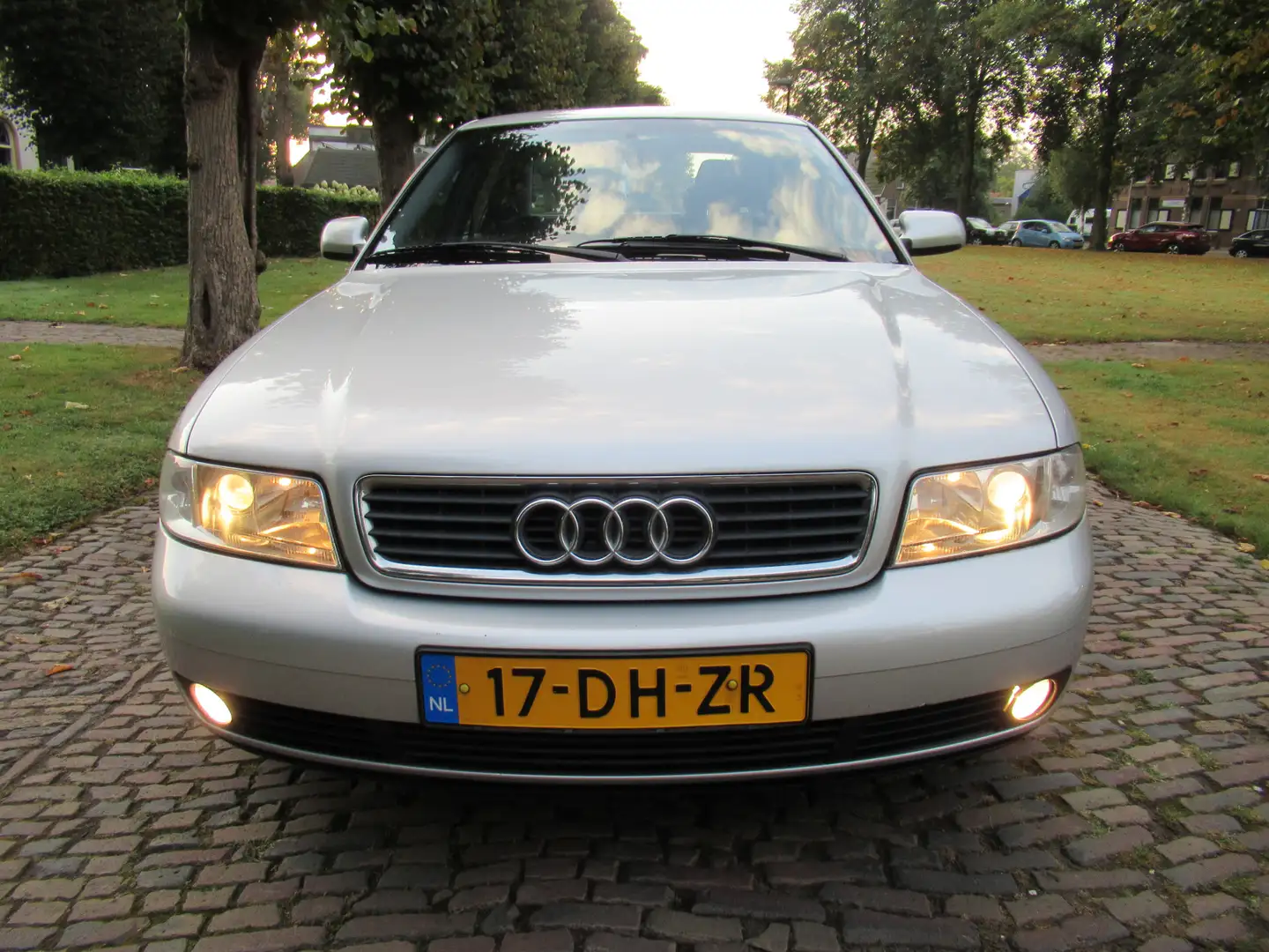 Audi A4 Limousine 1.6 Advance Ecc Xenon Stuurbekrachtiging Grau - 2