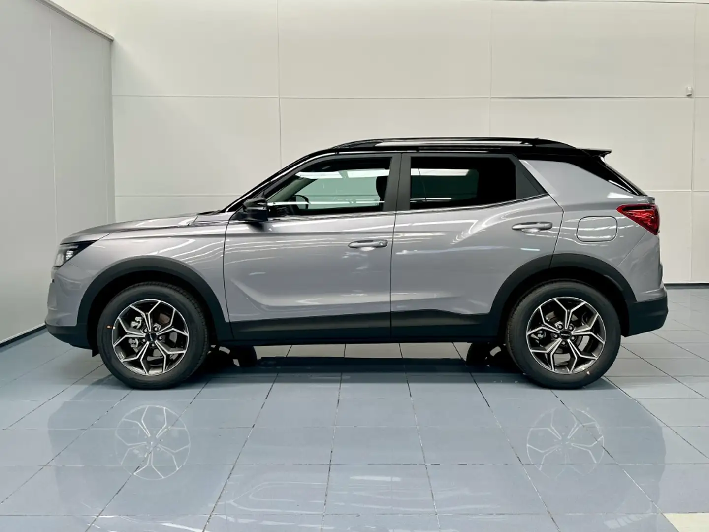 SsangYong Korando G15 Urban Plus 4x2 L.P. Gris - 2