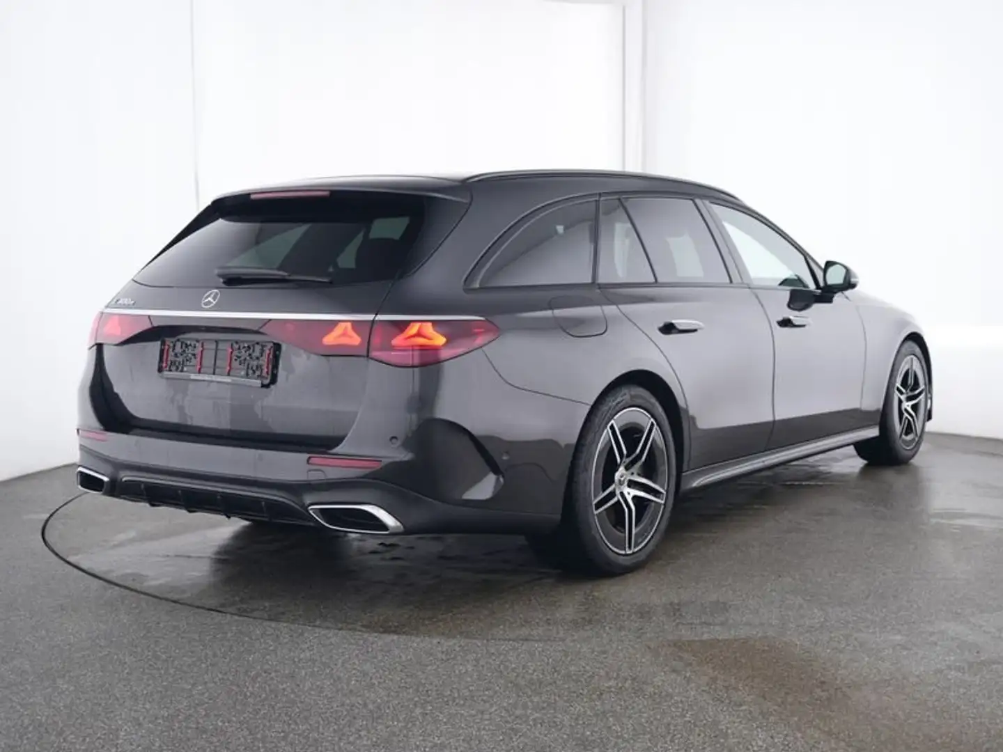 Mercedes-Benz E 300 e AMG+Night Pano Distronic Memory Keyless Trekhaak Grijs - 2