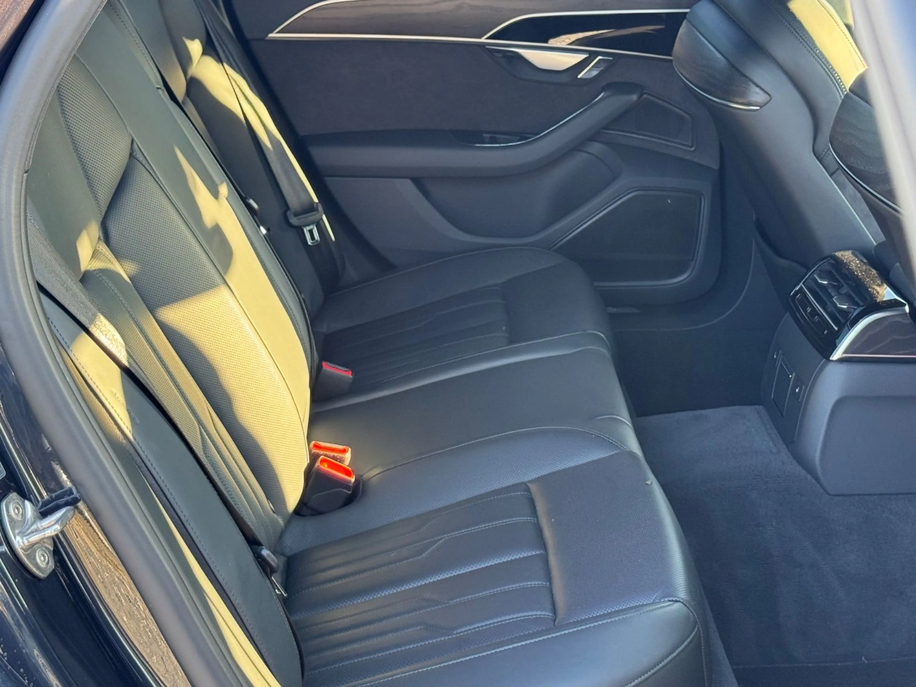 Audi A8 55 TFSI quattro — photo 12