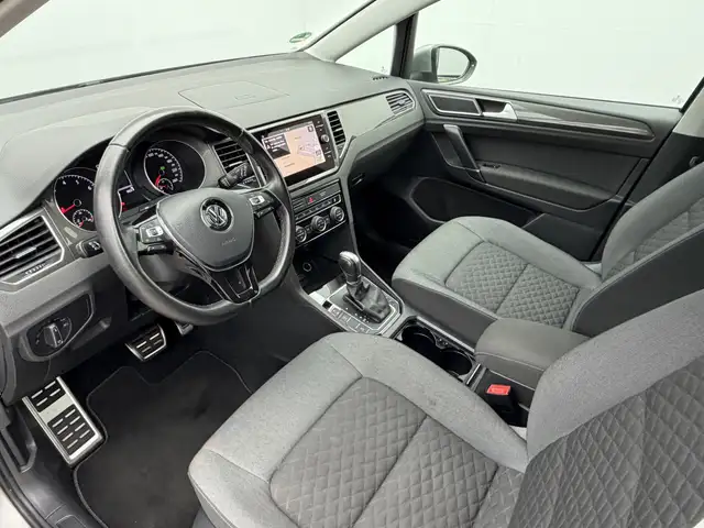 Volkswagen Golf Sportsvan view 3