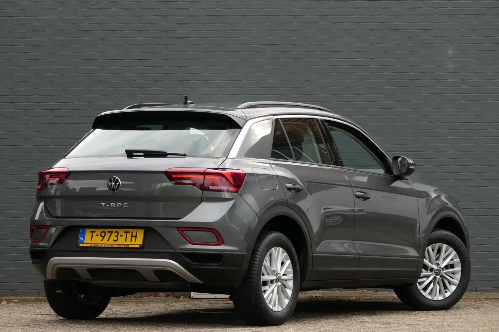 Volkswagen T-Roc 1.0 TSI 110PK App Connect | Navigatie | Parkeerass Grijs - 2