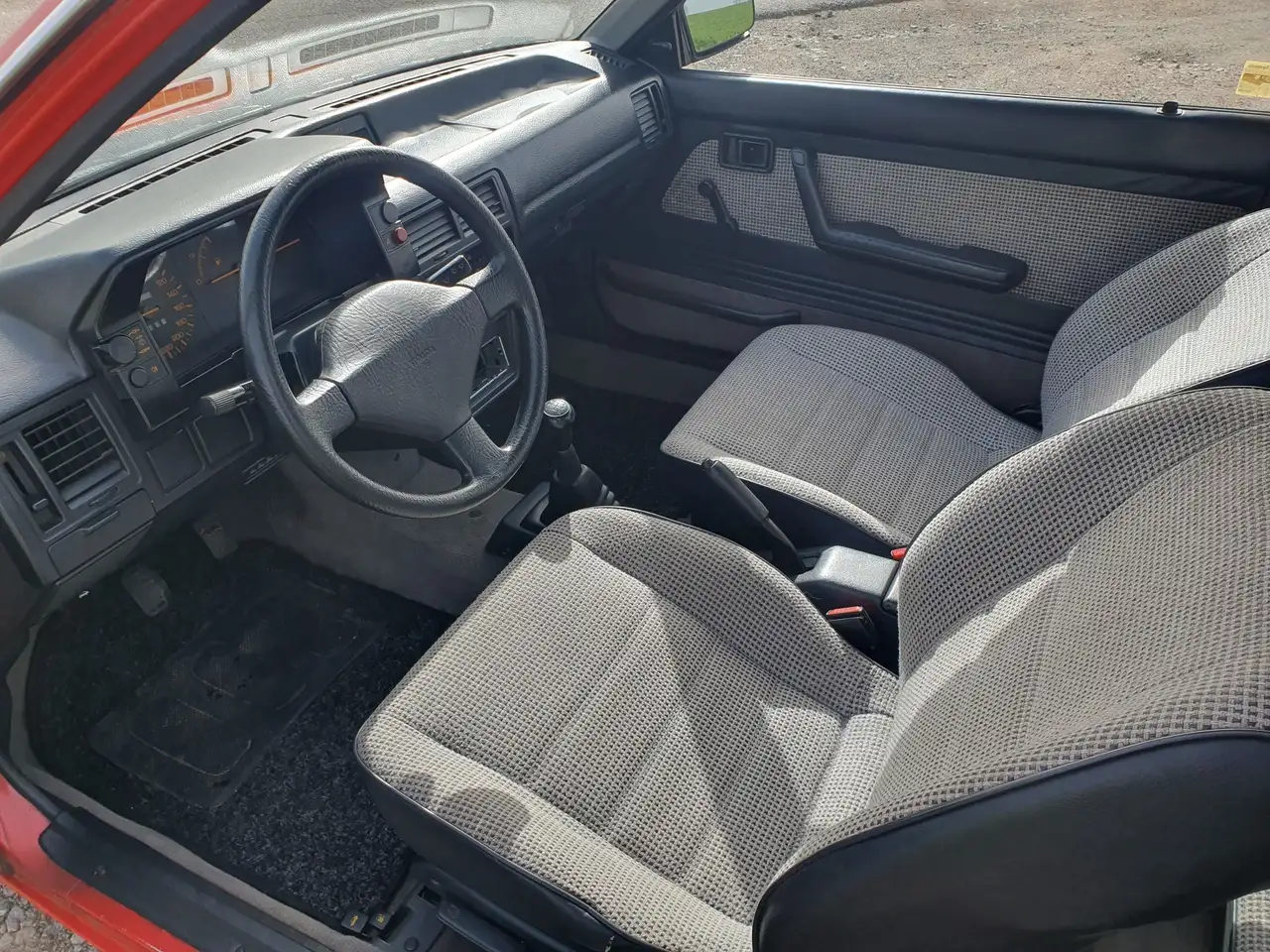 Mazda 323 1.3 LX, foto 9