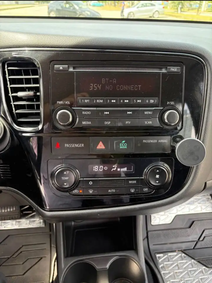 Mitsubishi Outlander photo Mitsubishi Outlander