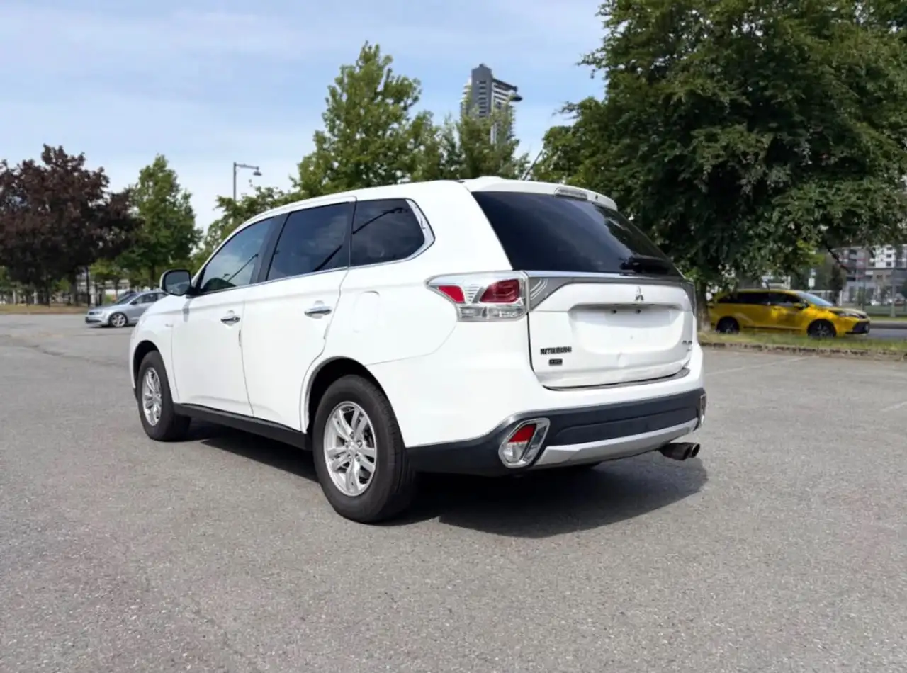 Mitsubishi Outlander photo Mitsubishi Outlander