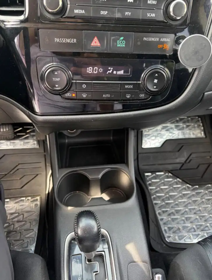 Mitsubishi Outlander photo Mitsubishi Outlander