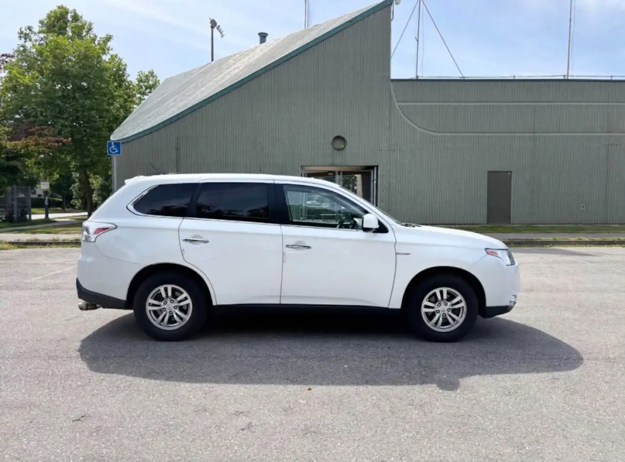 Mitsubishi Outlander photo Mitsubishi Outlander