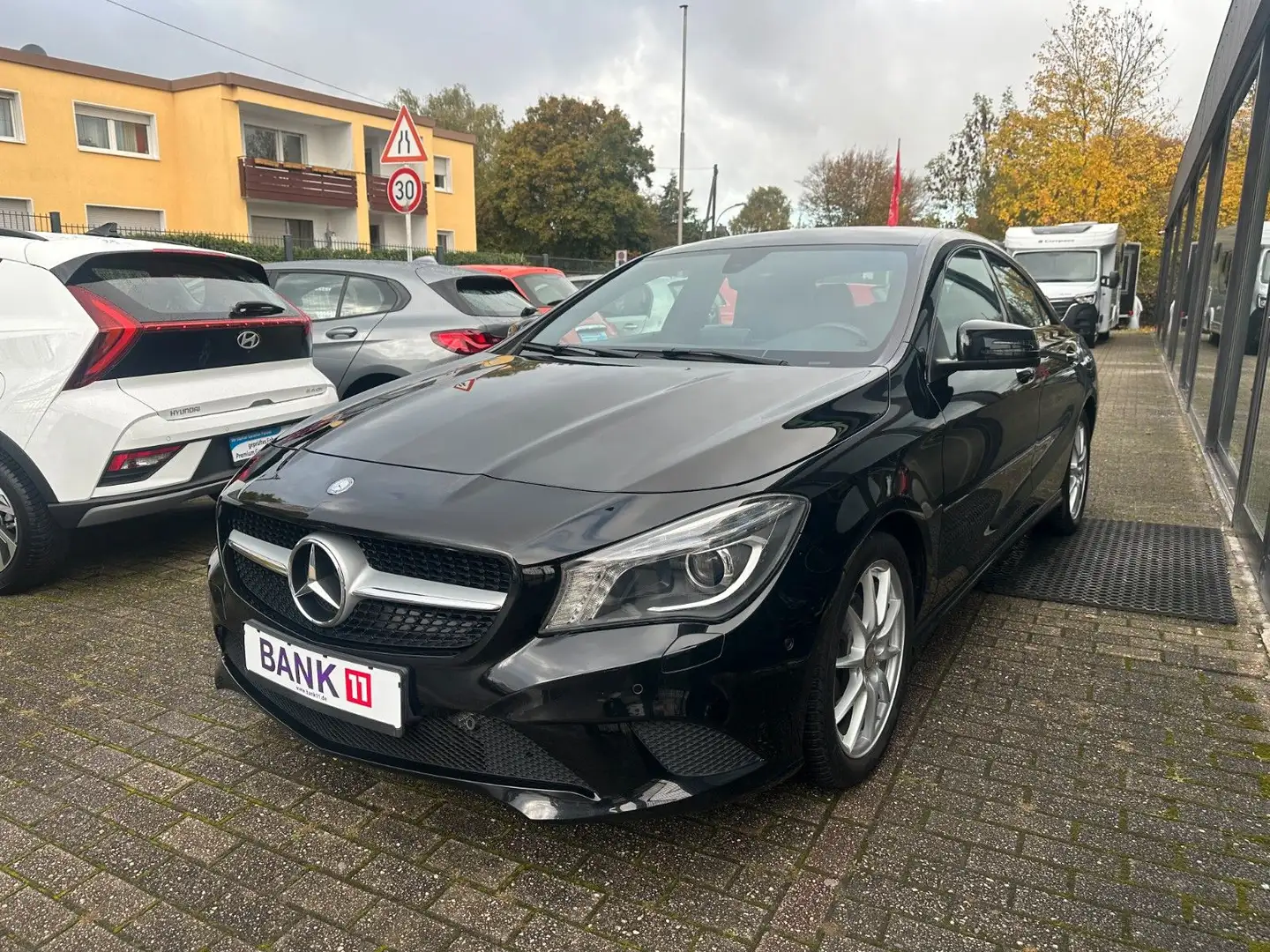 Mercedes-Benz CLA 180 Limousine Guter Zustand Schwarz - 2
