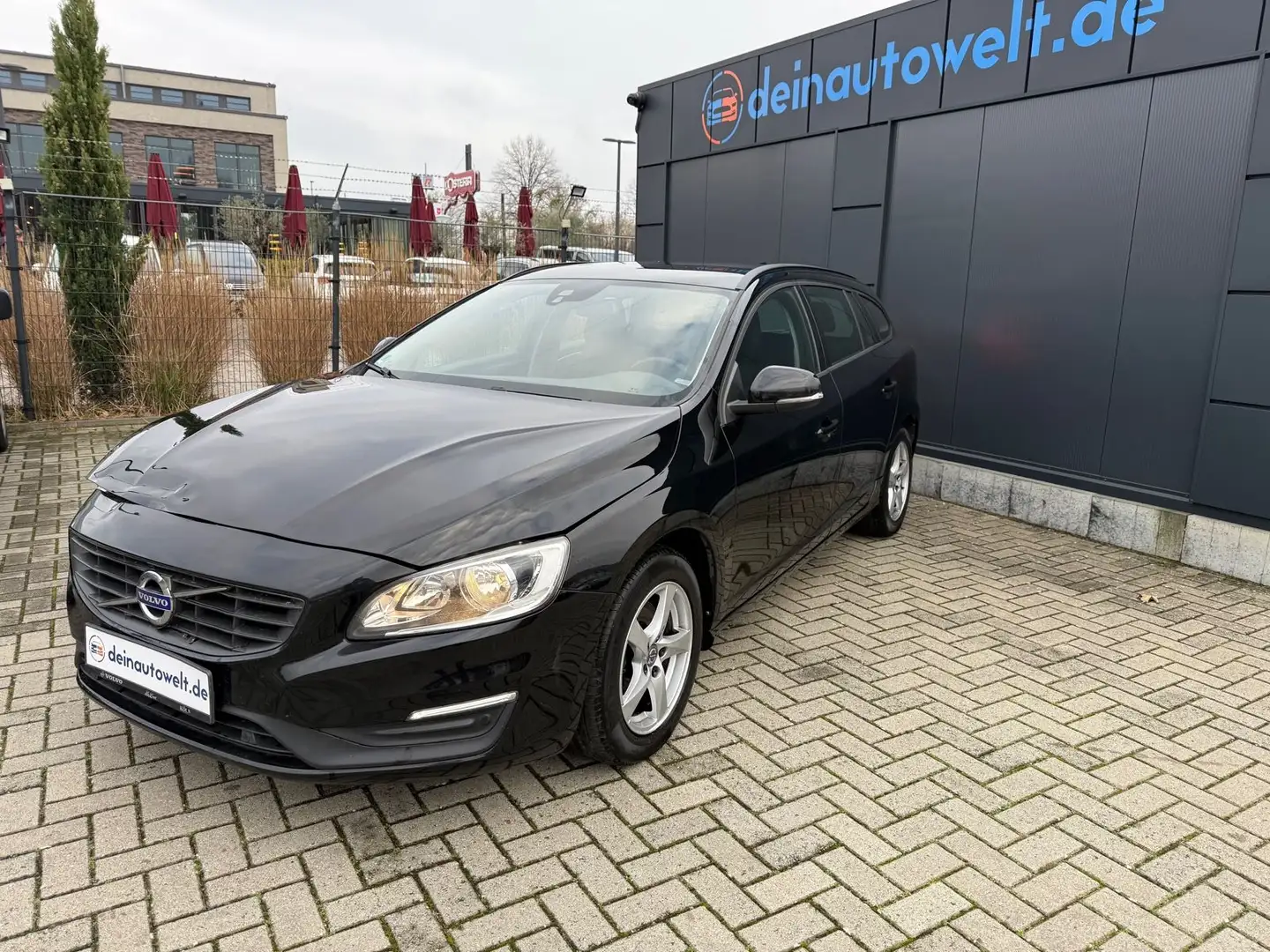 Volvo V60 Kombi Linje Business *Unfallfahrzug Schwarz - 1