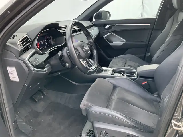 Audi Q3 view 14