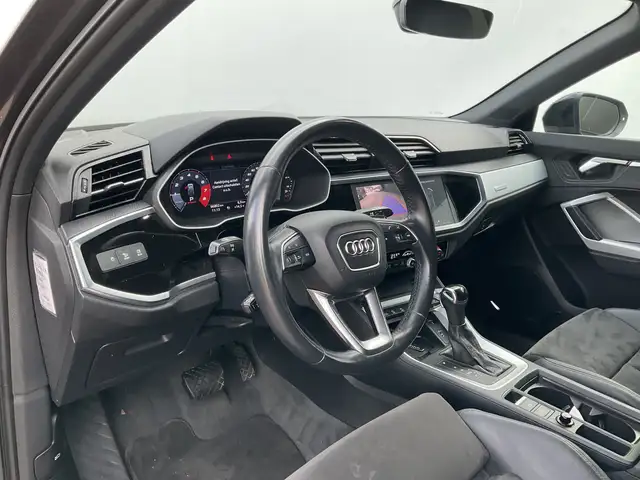 Audi Q3 view 3