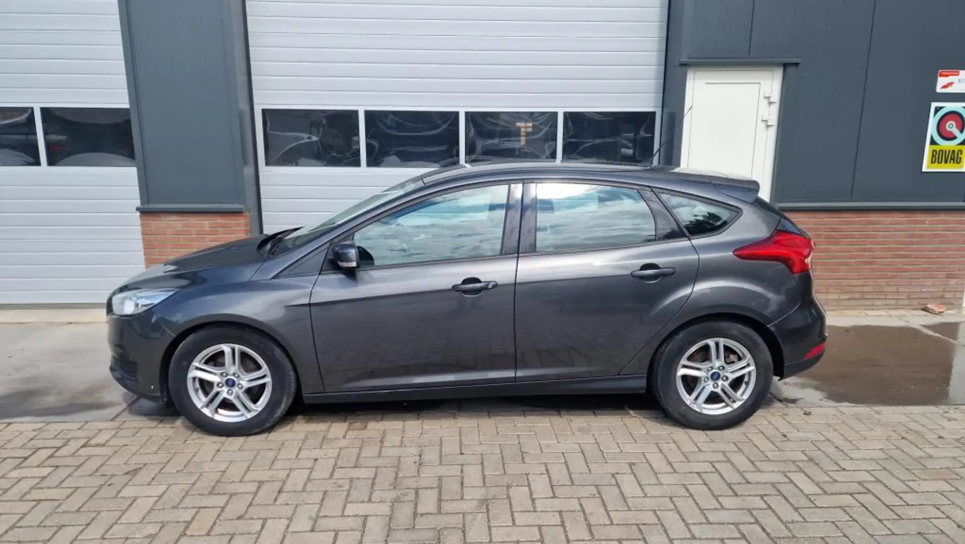 Ford Focus 1.0 Trend Edition Nwe D.riem! | APK | 12mnd BOVAG! Grijs - 2