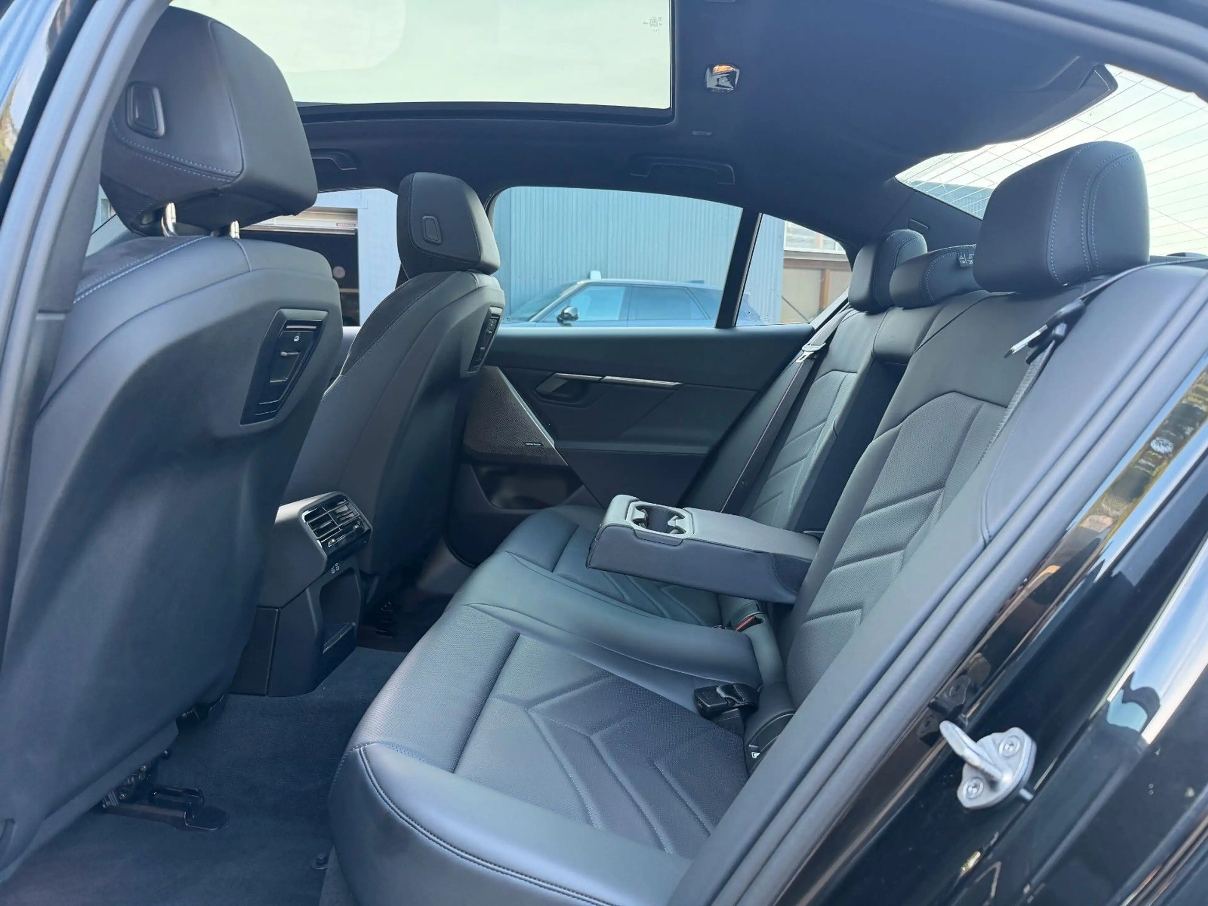 BMW i5 40e M-SPORTPAKET*PANO*PRO PAKET*INNOVATION — photo 8