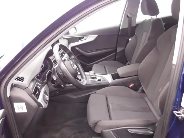 Audi A4 view 24