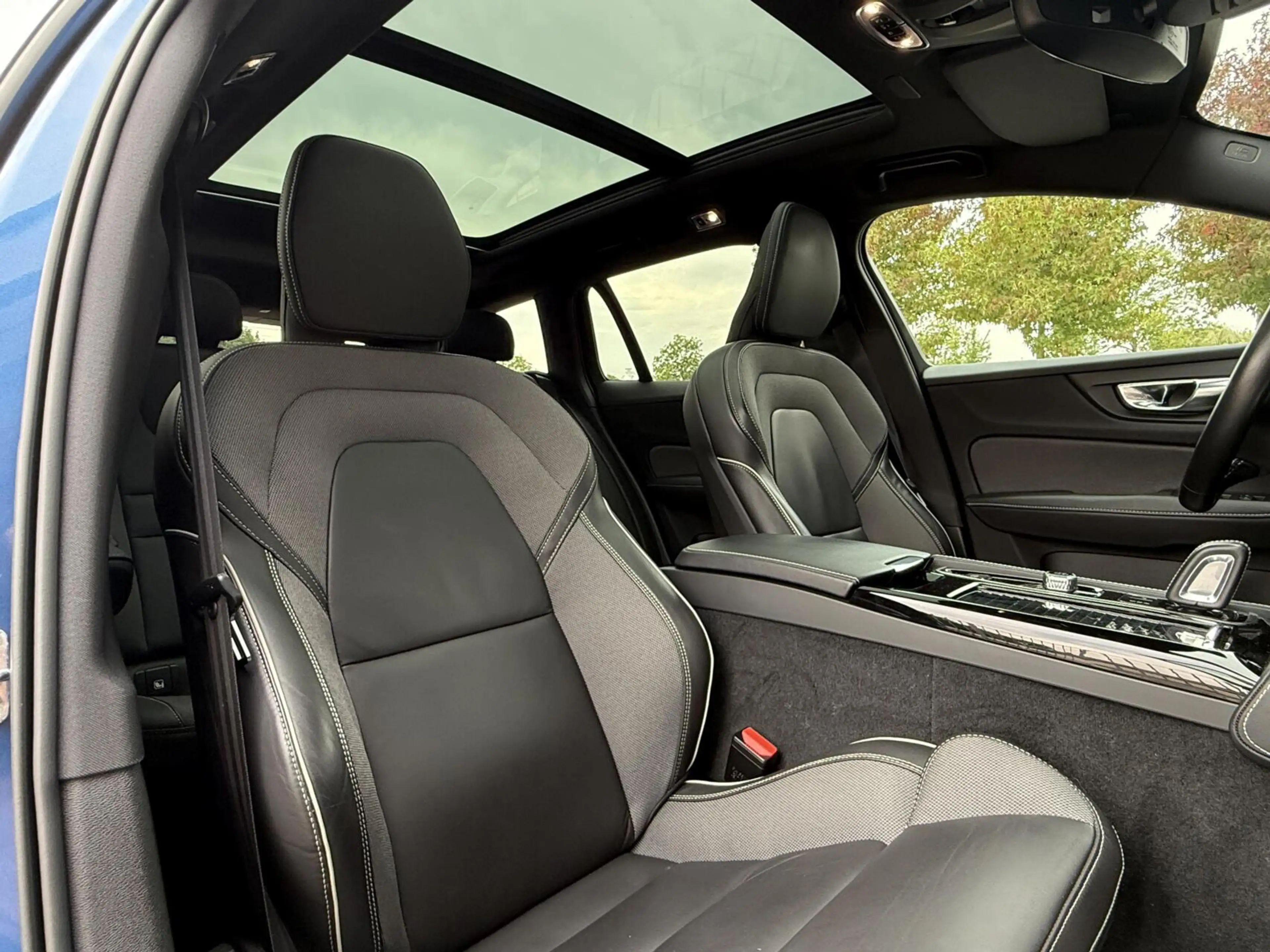 Volvo V60 T6 Recharge AWD R-Design|360|HuD|Pano|Trekhaak|19" — photo 4