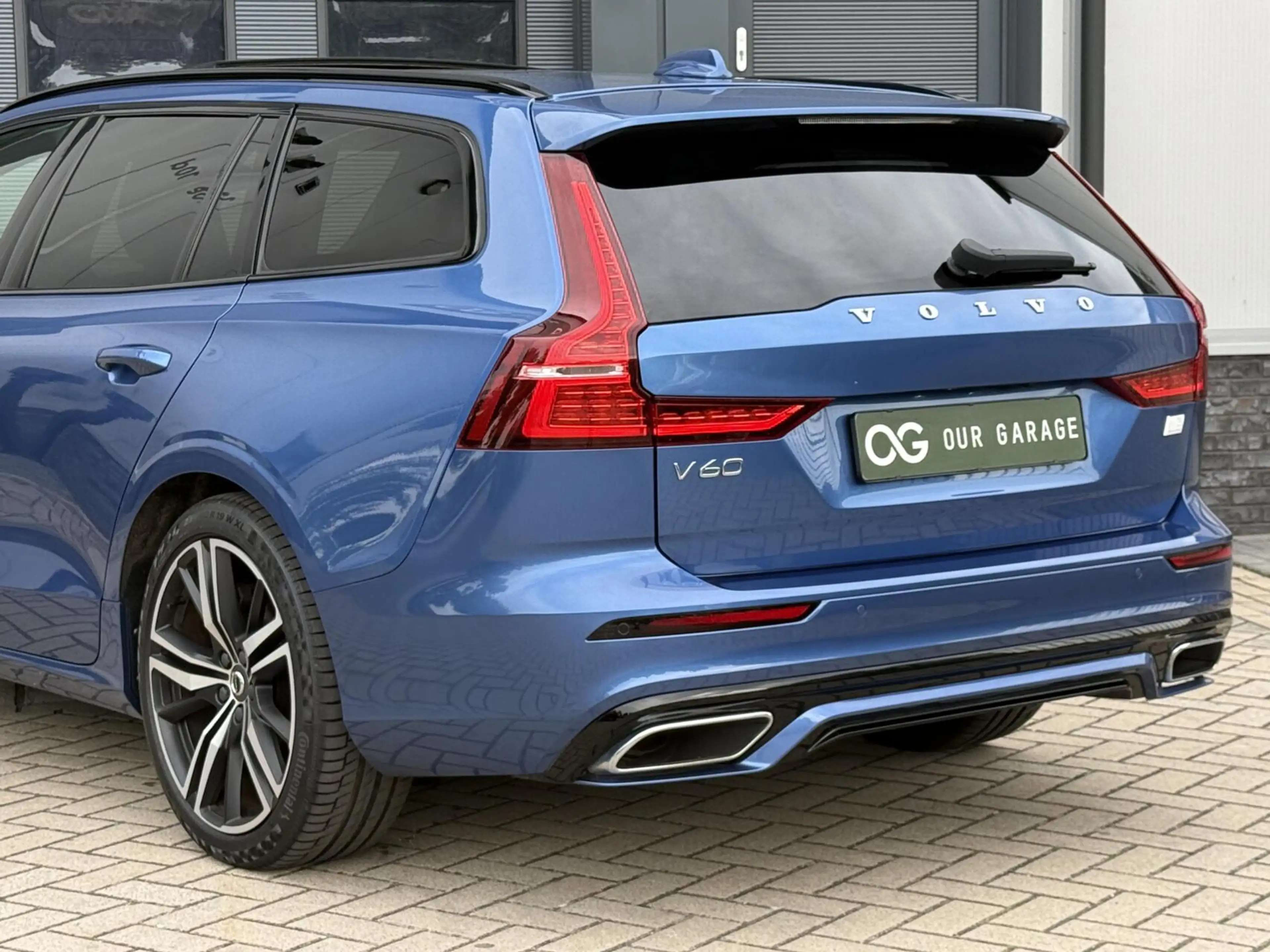 Volvo V60 T6 Recharge AWD R-Design|360|HuD|Pano|Trekhaak|19" — photo 11