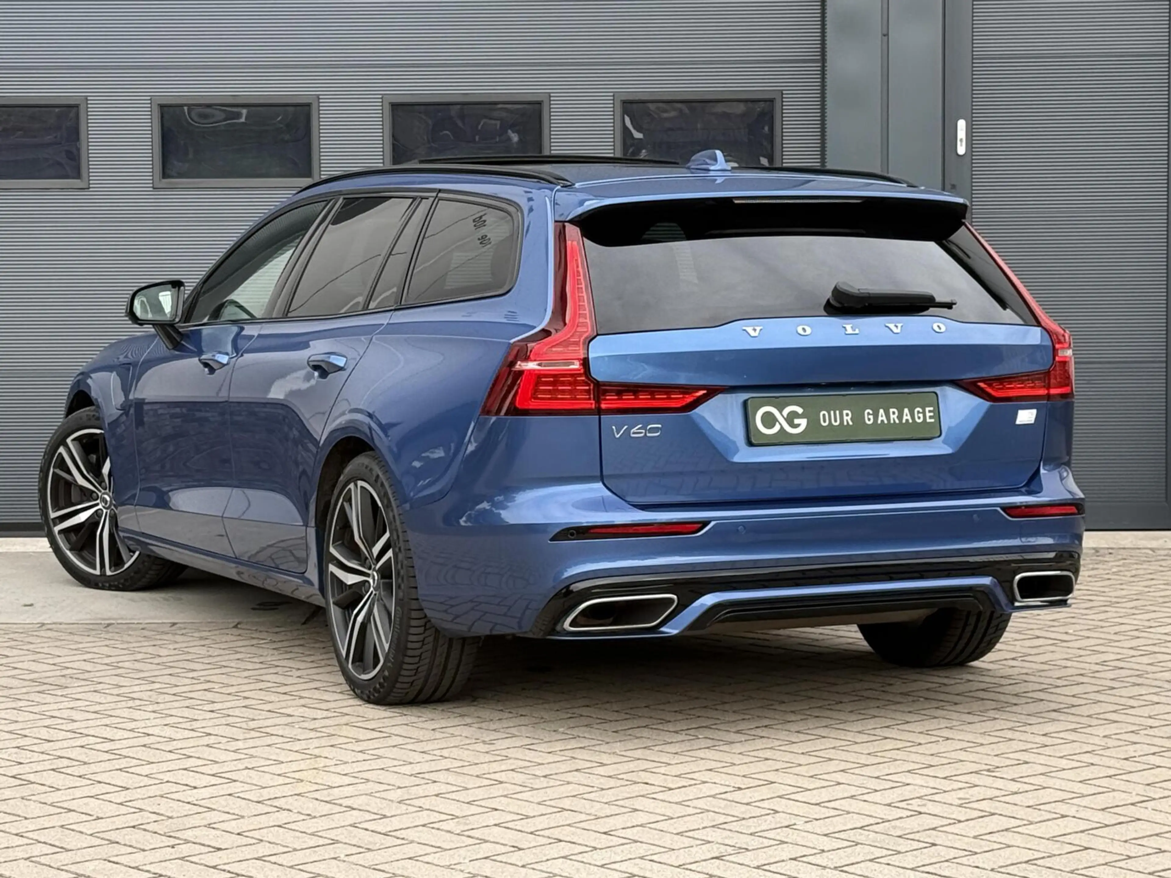 Volvo V60 T6 Recharge AWD R-Design|360|HuD|Pano|Trekhaak|19" — photo 2