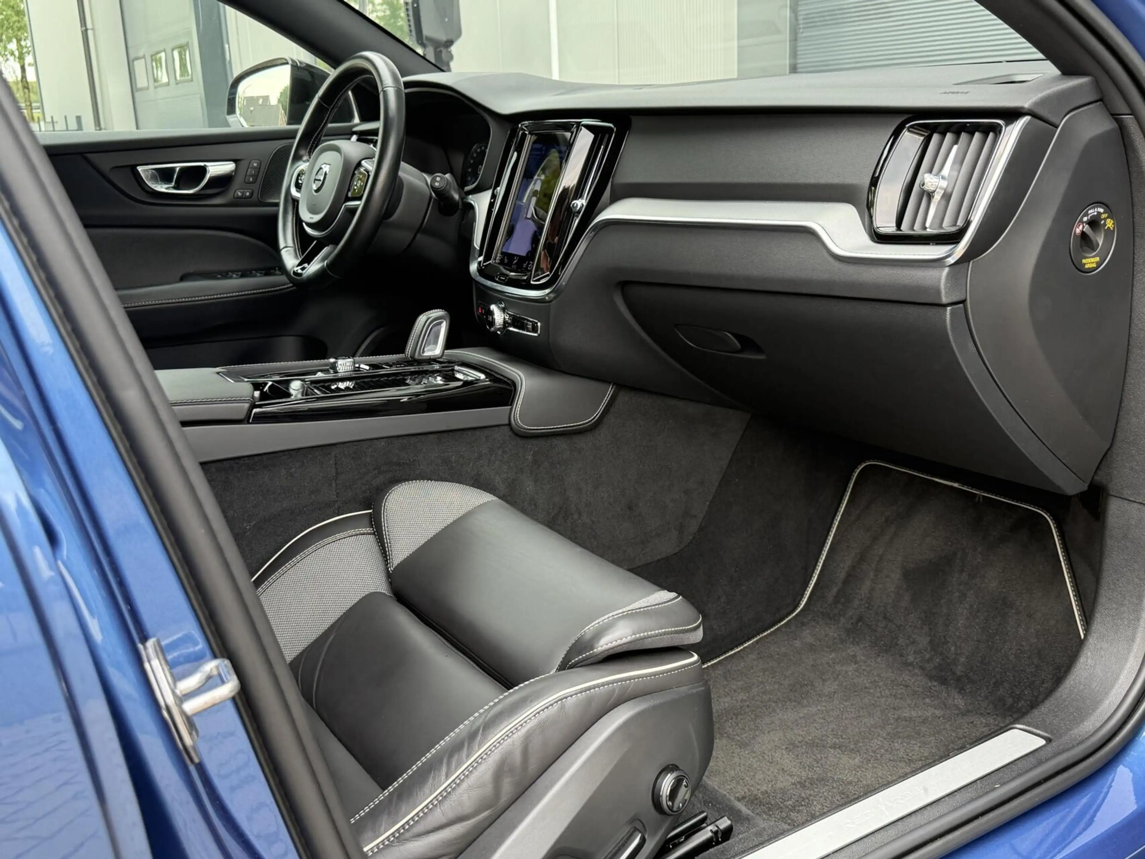 Volvo V60 T6 Recharge AWD R-Design|360|HuD|Pano|Trekhaak|19" — photo 9