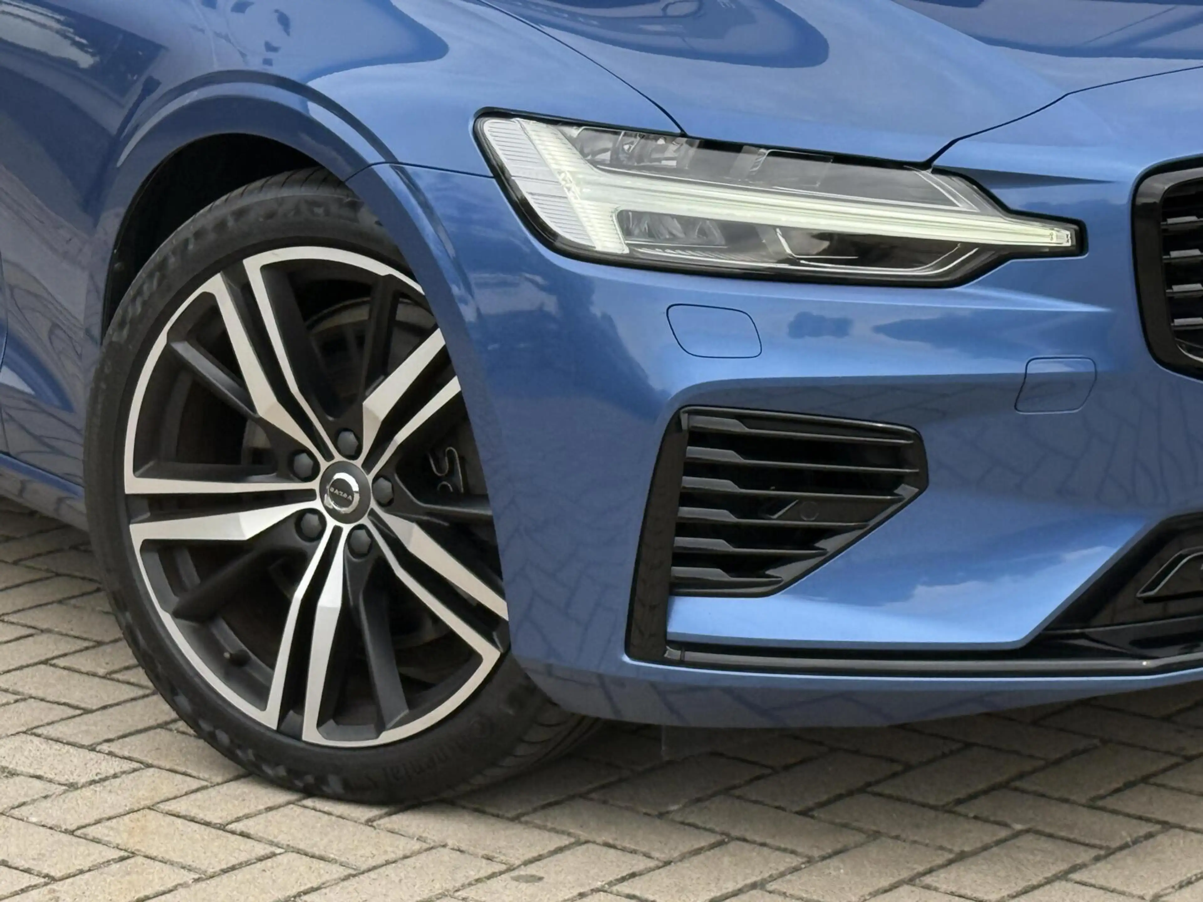 Volvo V60 T6 Recharge AWD R-Design|360|HuD|Pano|Trekhaak|19" — photo 12
