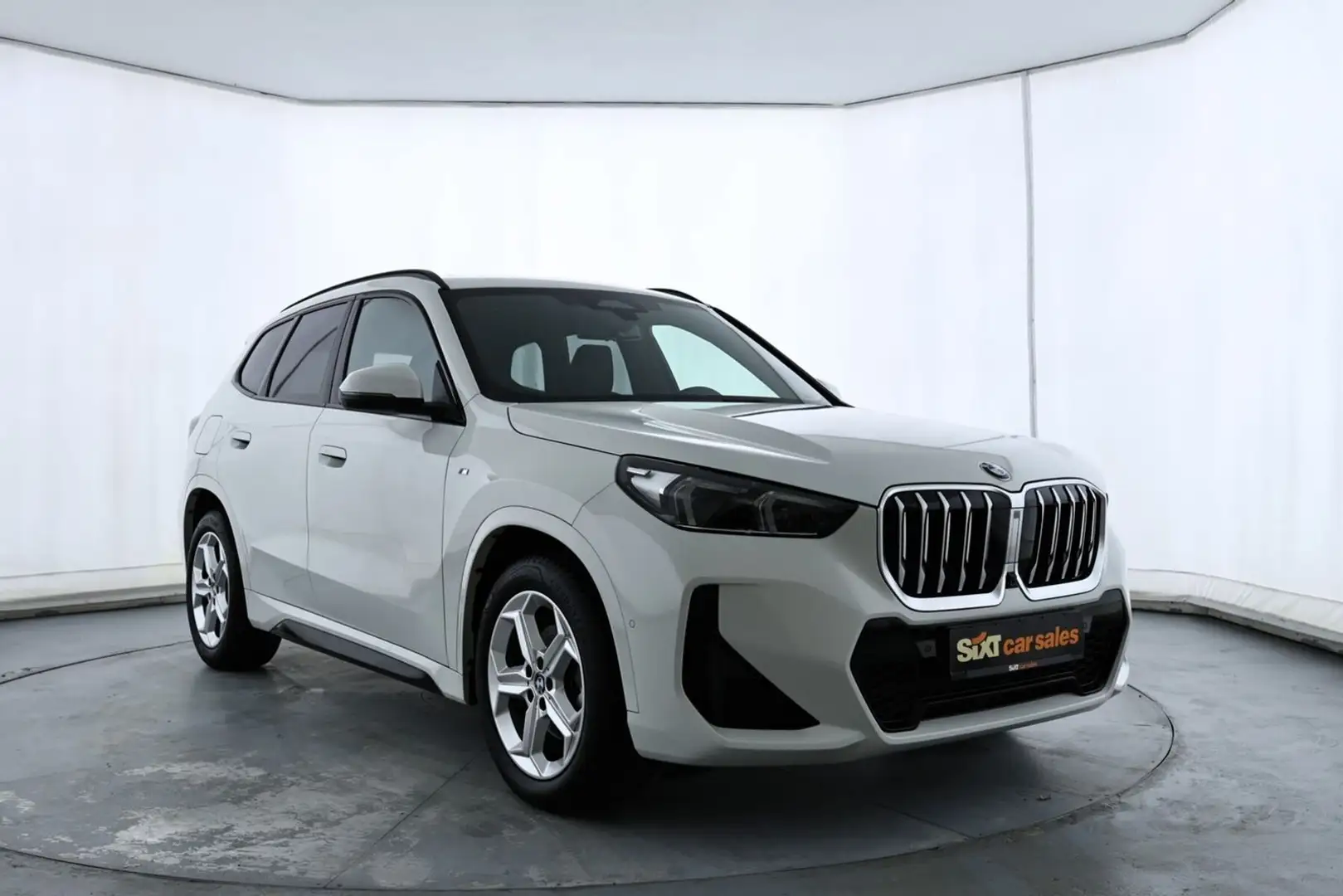 BMW X1 sDrive18d M Sport HUD|Pano|PAs+360°|Aktiv|AHK Weiß - 1