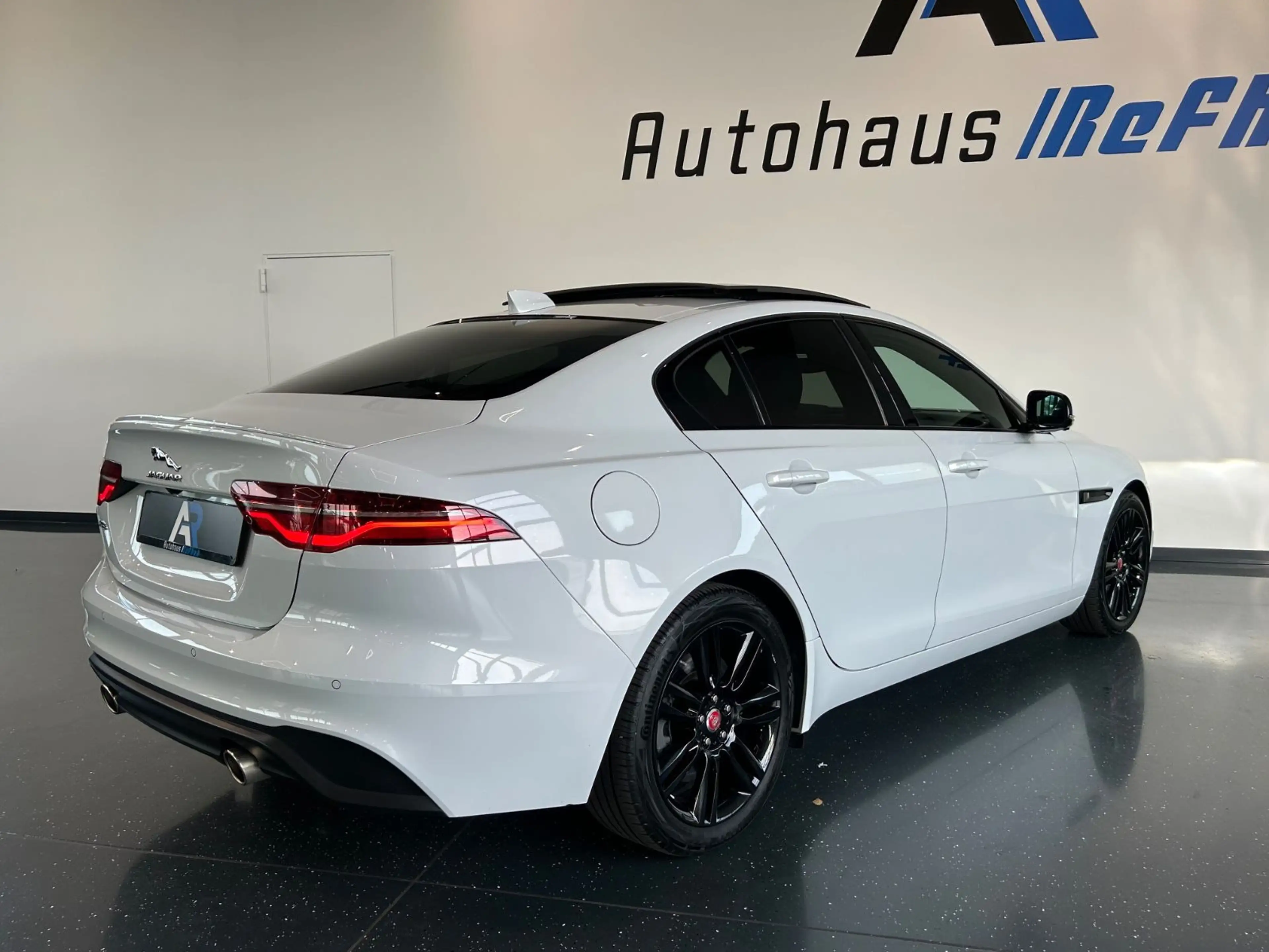 Jaguar XE S R-DYNAMIC*360GRAD*SHZ*LED*PANORAMA*BLACK-LI — photo 9